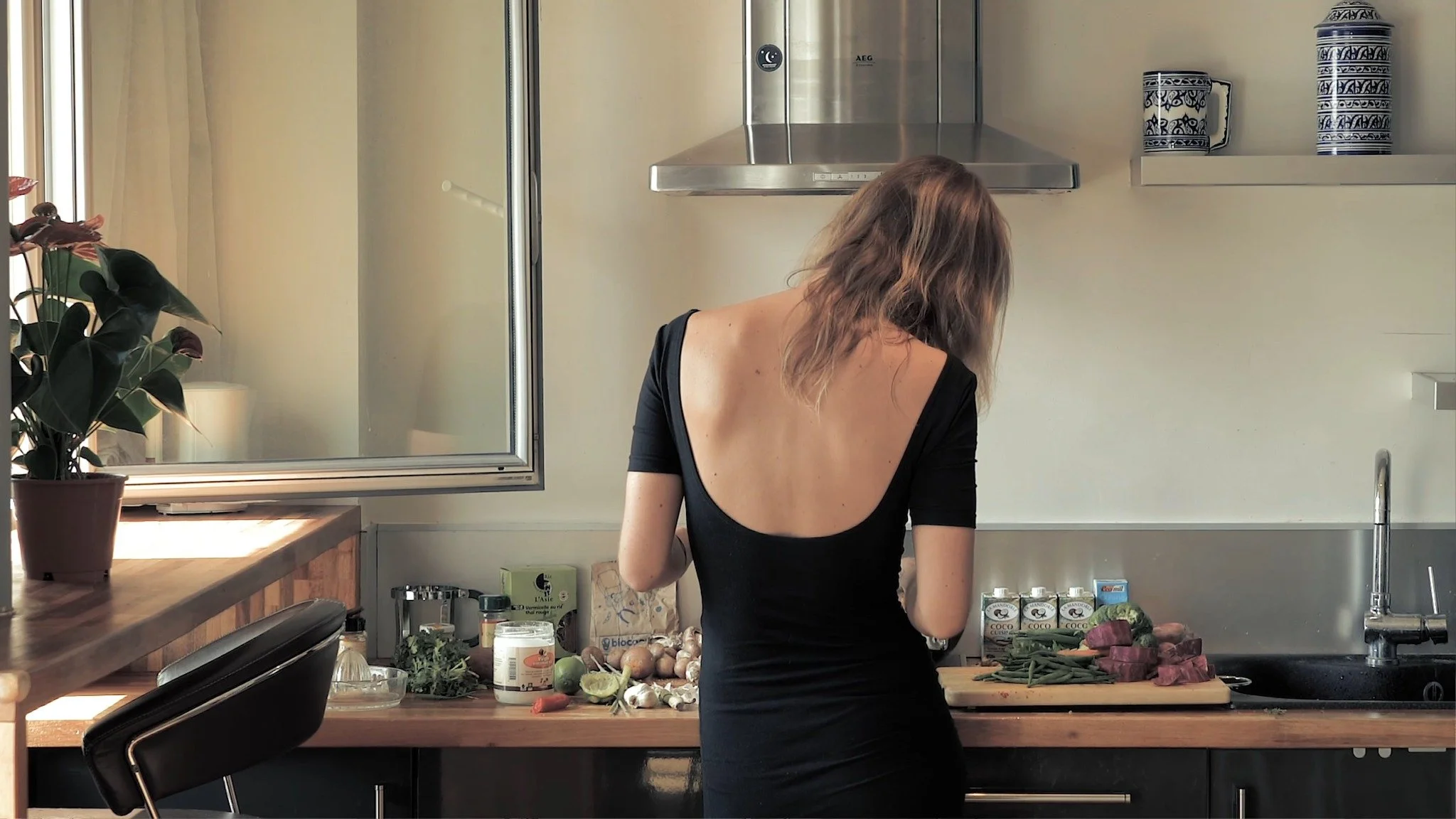 Scène de vie dans une cuisine, extraite du film publicitaire Urbey pour un dispositif d’arrosage autonome.