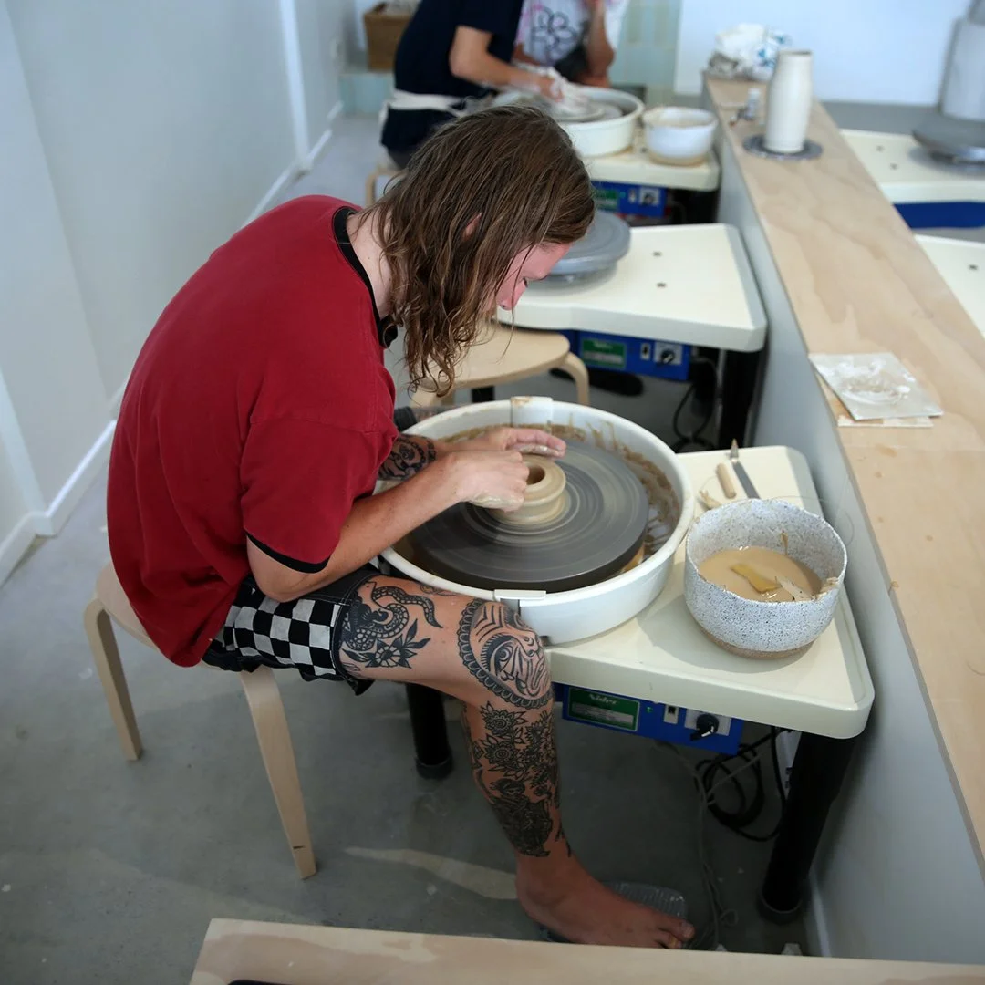 Hand Building vs Wheel Throwing: Which Pottery Class is Right for You?