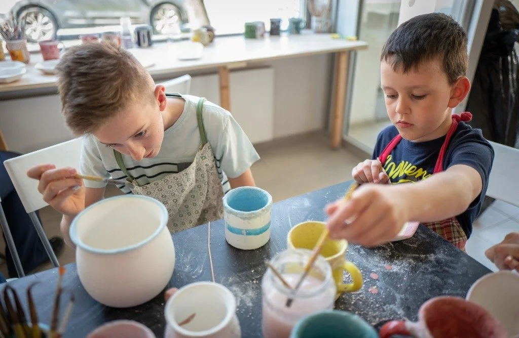 What Pottery Painting Techniques Are Best for Beginners?