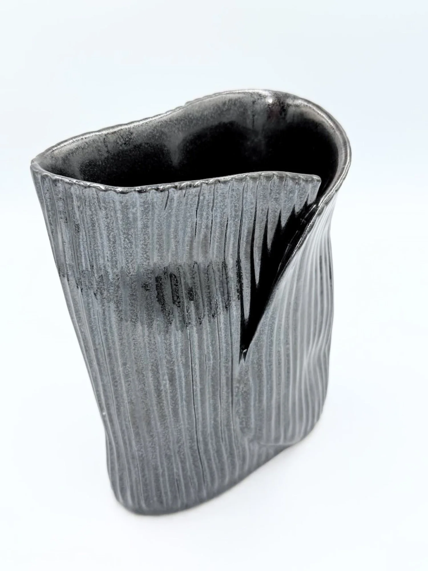 PillowVase-GlossyBlack06 2.jpeg