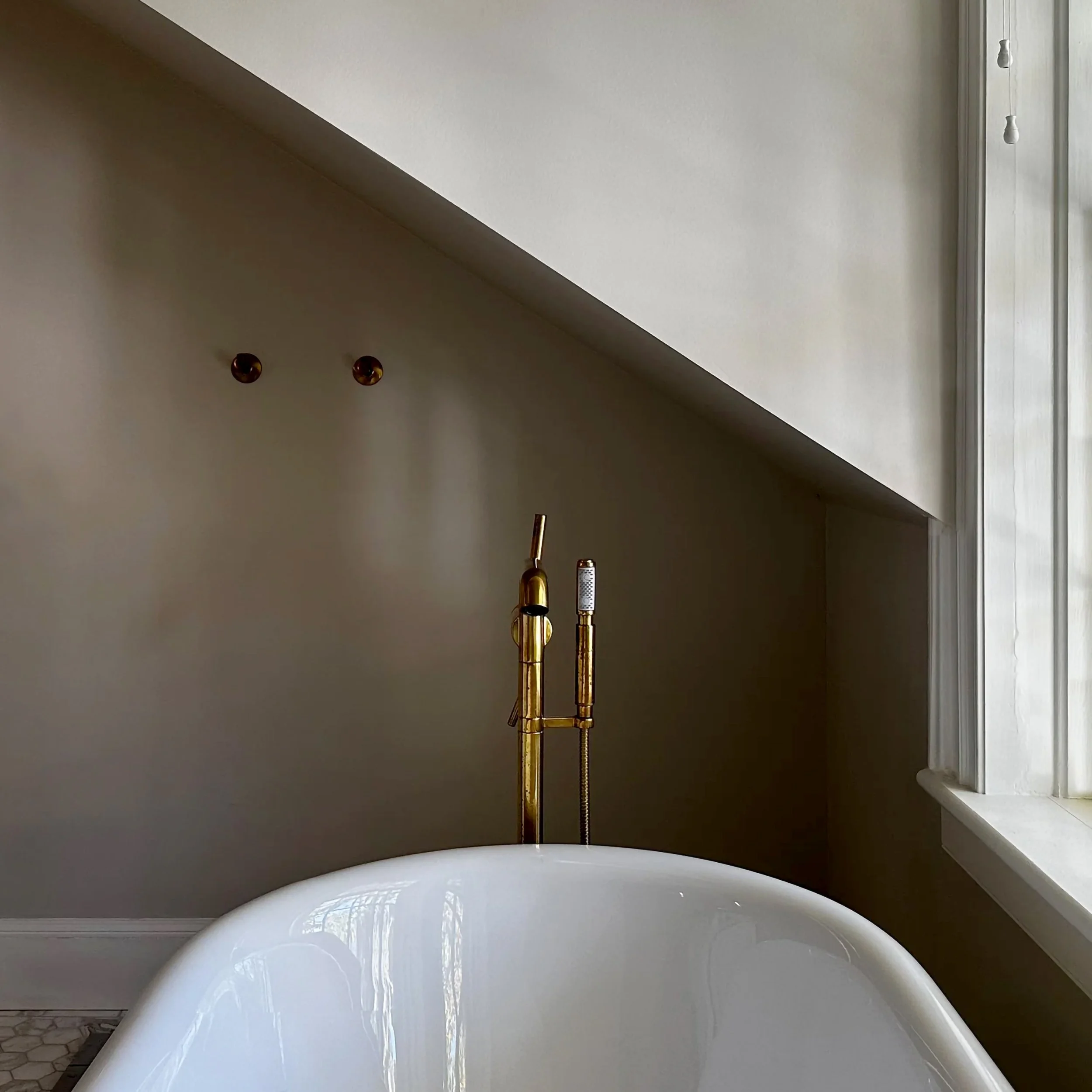 Ebinizer Fitch Porcelain Soaking Tub 1x1.jpg