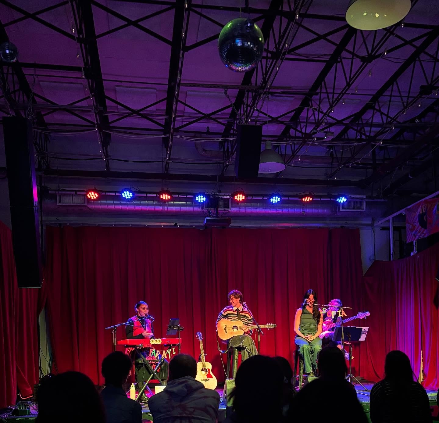 One more night of One Night Live!!! In Nashville TOMORROW @drkmttrcollective. Tickets in bio 🎟️
#elliewilliams #sofialafuente #farayiwilliams #onenightlive