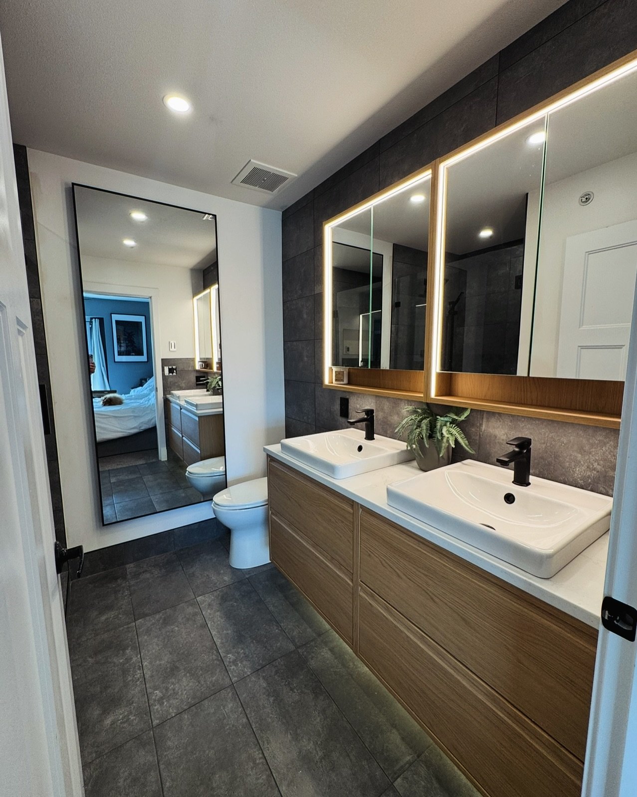 Bathroom ensuite remodel! This one turned out great! We’re very happy with how this turned! Upgraded LED pot lights | Heated floors | Motion activated kick lights | Black devices | Back lit Vanity mirrors.
.
.
.
#electrician #electrical #cons
