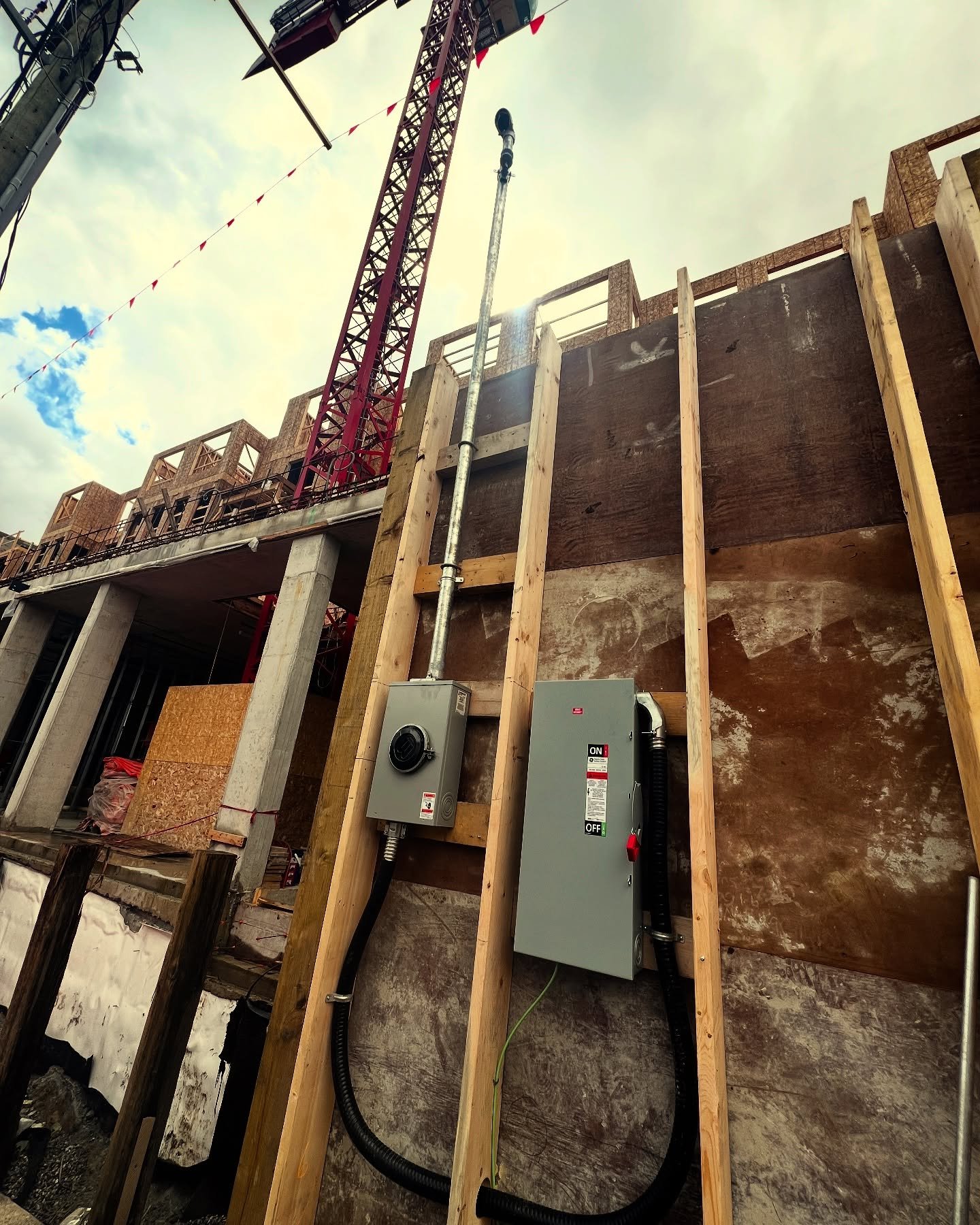 Temp Service for the Crane Power 🏗️ 3 phase 208v! 🔴⚫️🔵
.
.
.
#electrician #construction #sparky #tools #contractor #power #electricianslife #crane #bluecollar