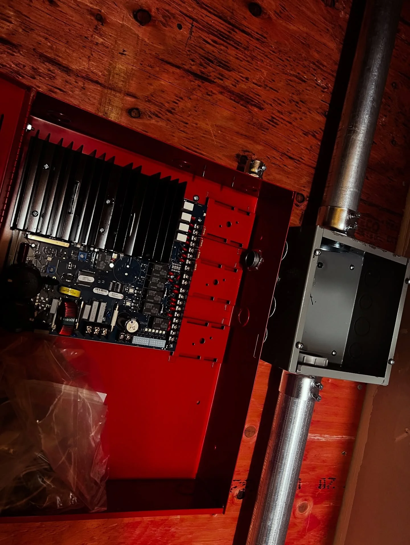🔥 Safety first! Our new fire alarm systems are going in 🚨Don&rsquo;t forget to like and follow to see the finished product ✅
.
.
.
.
#electrician #electrical #electricianlife #construction #sparky #electricians #electriciansofinstagram #tools #plum