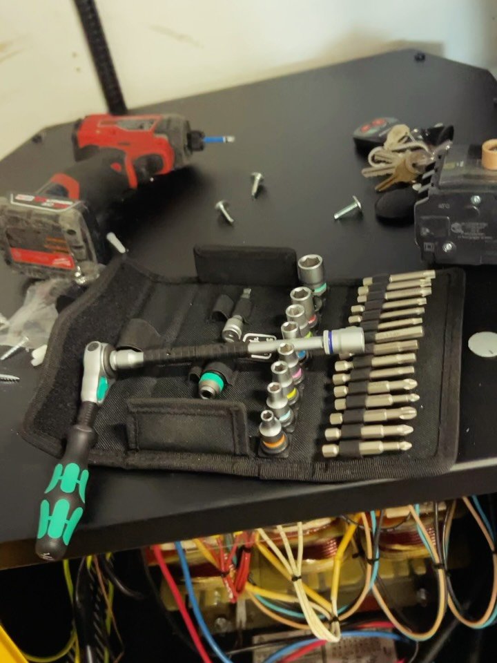 The @weratoolsna Zyklop set came in clutch for wiring up this forklift charger! 💪 

This is a must have in your arsenal of tools. 
.
.
.
#electrician #electrical #construction #sparky #tools  #contractor #lighting #tradesman #power #electricianslife