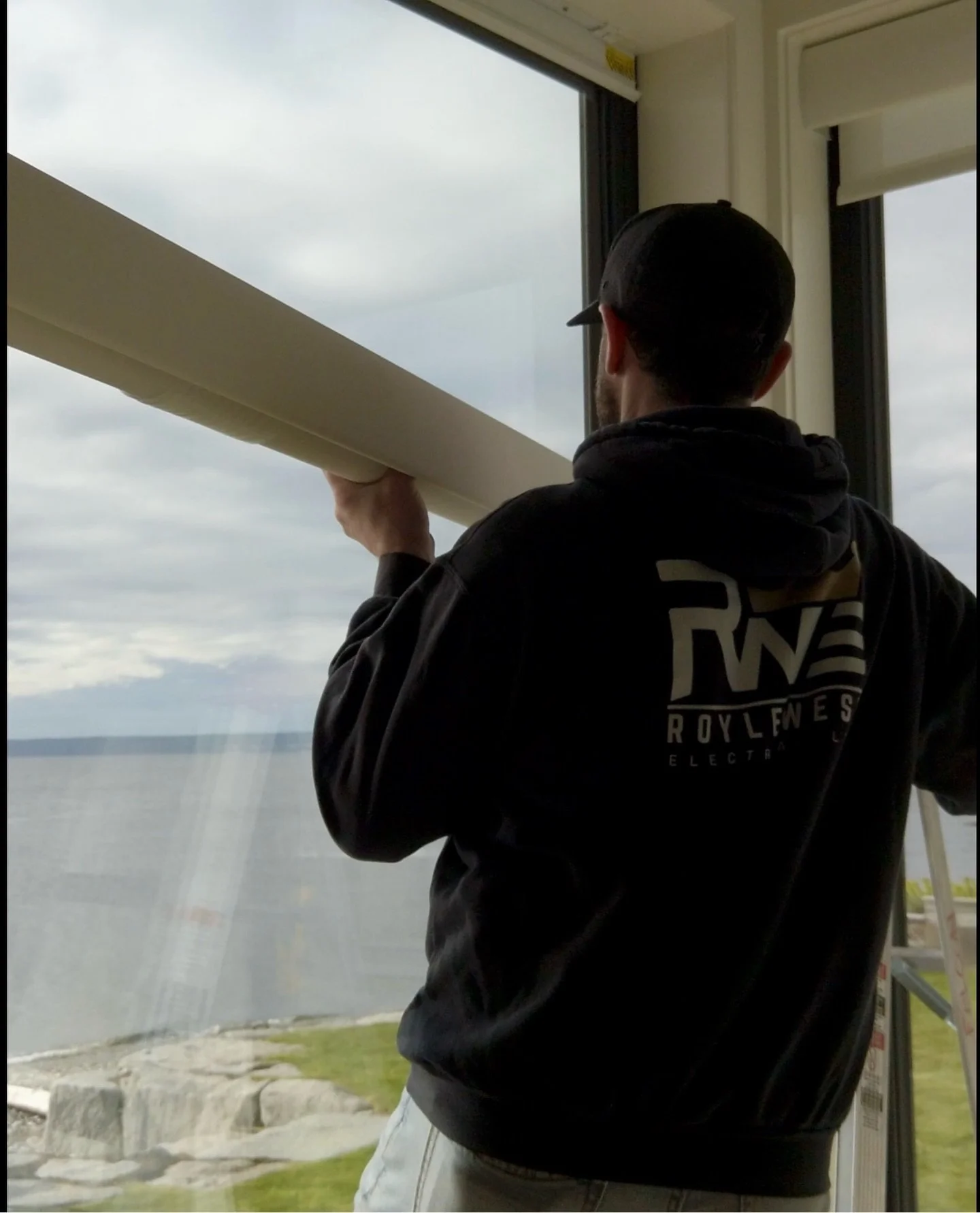 Precision is in the details. Putting the finishing touches on these @lutronelectronics shades. Motorized shades aren&rsquo;t just about the aesthetic&mdash;they&rsquo;re about making those hard-to-reach windows work for you. 🛠️✨
.
.
.
.
#SmartHome #