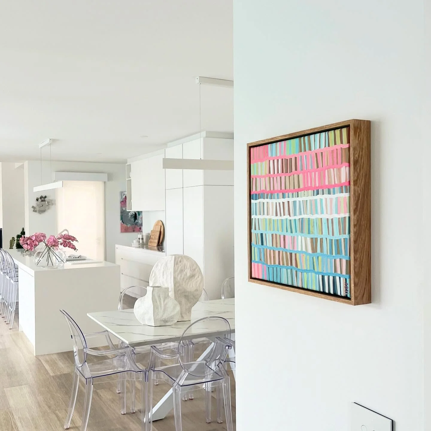 How stunning does this original artwork look in it&rsquo;s beautiful, new Mt Eliza home? 🥹 &lsquo;Sea Glass on the Shoreline&rsquo; was such a loved piece of mine and one that I was very emotionally attached too. I&rsquo;m so glad it&rsquo;s now bei