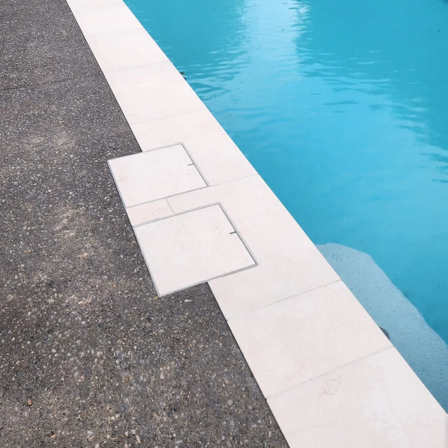 Tile in-fill skimmer lids make for a seamless finish to a pool coping. 

@hideskimmerlids supplied by @ssl_distributors 
White sands porcelain drop faced tiles supplied by @urbanpaving
Pool install by @compasspoolschristchurch
Landscaped by @outscape