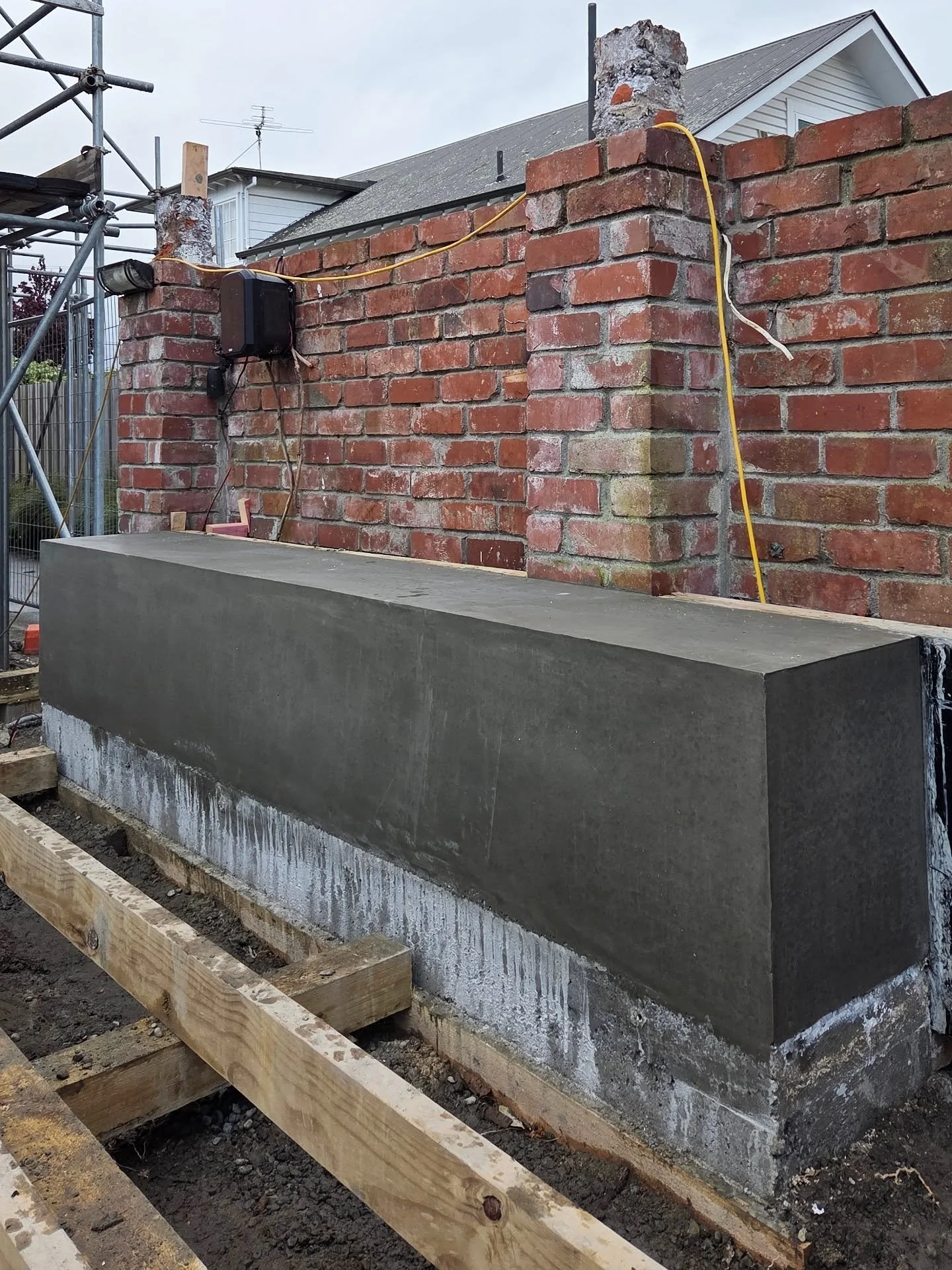 Formed concrete bench seat stripped and troweled on a project designed by @insideoutdesignltd. A great result from the team @outscapes_ltd.

#concrete #formedconcrete #landscapeconstruction