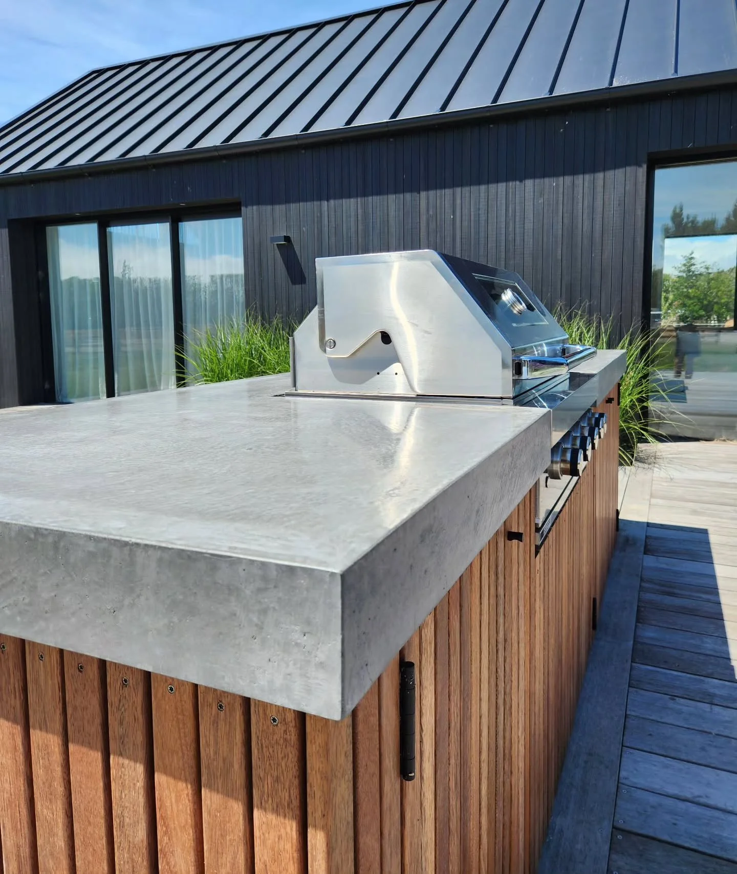 Burnished concrete built-in BBQ bench

#landscapedesi̇gn #landscapeconstruction #burnishedconcrete #concretebench #masport #bbq