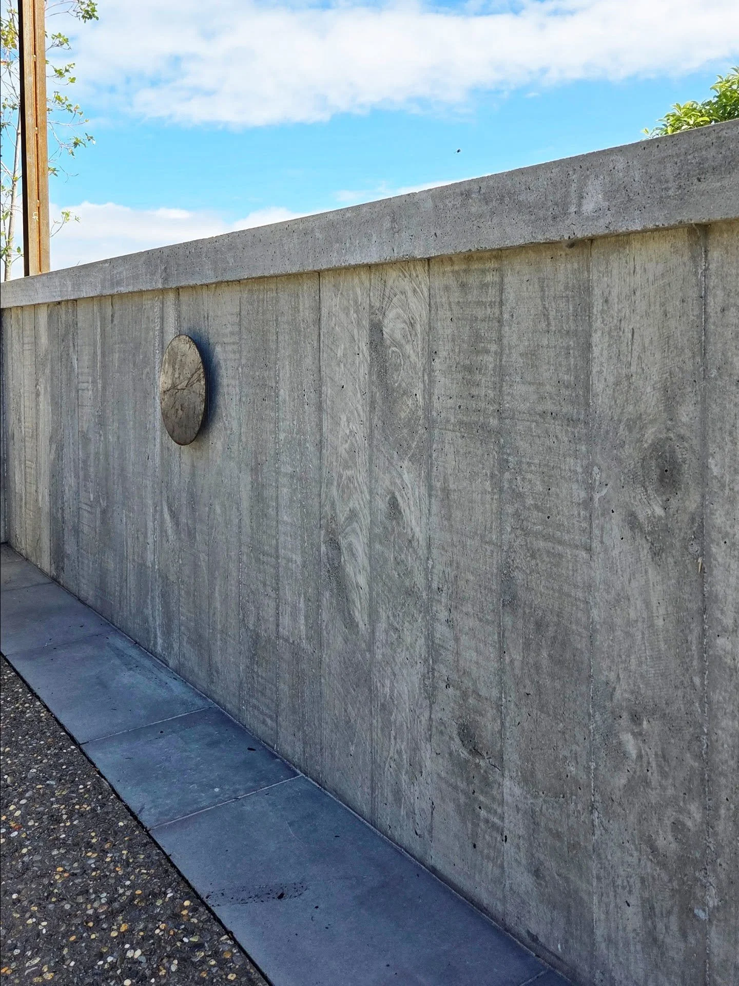 Boardform concrete insitu wall + bluestone + exposed aggregate concrete 

#landscapeconstruction #formedconcrete #bluestone #exposedaggregate #architecturalconcrete #insituconcrete