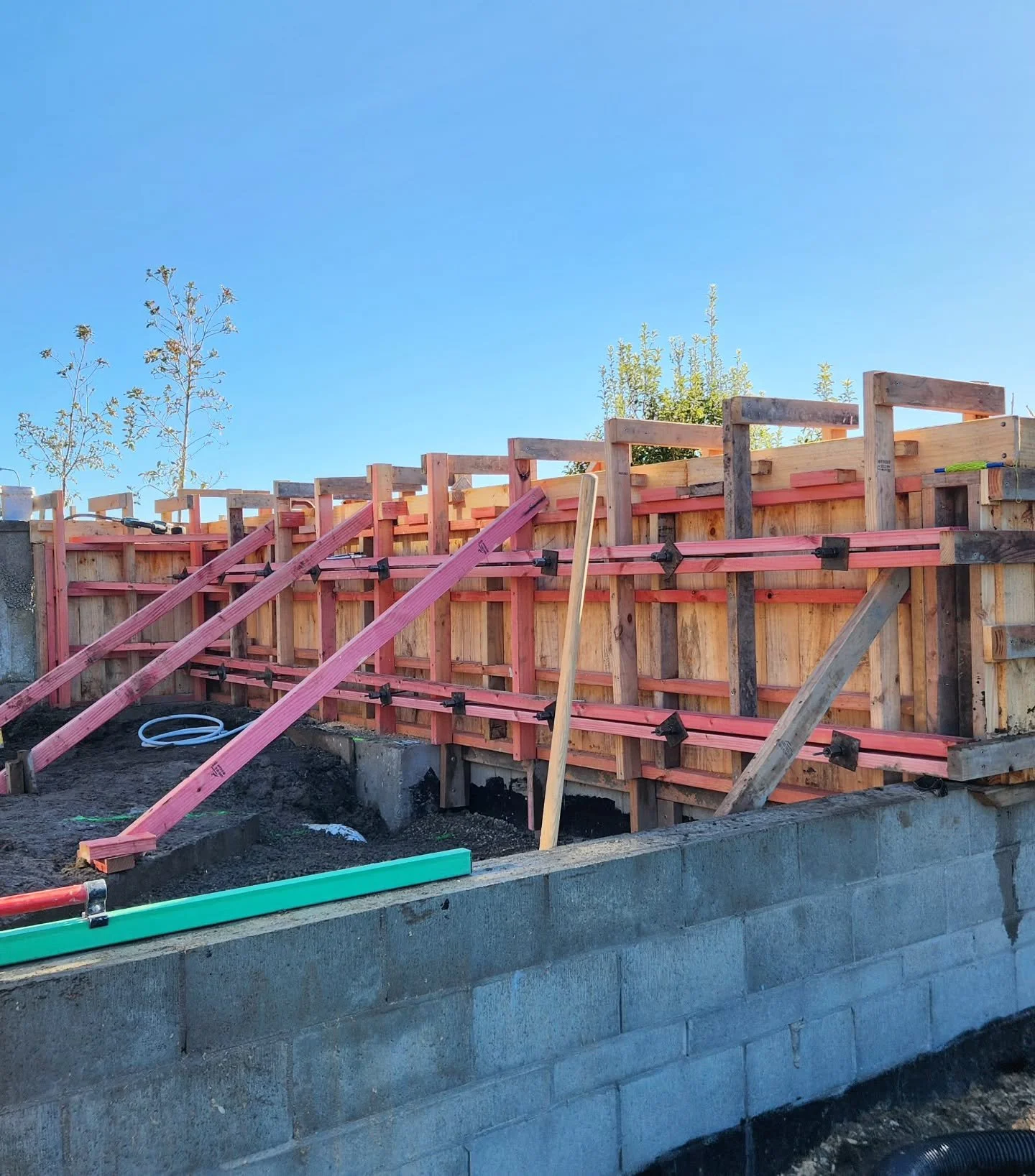 Mount Pleasant Project - Boardformed insitu concrete wall in construction

Landscape design by @insideoutdesignltd 
Landscape Construction by @outscapes_ltd 

#formwork #landscapeconstruction #formedconcrete #concrete #boardformedconcrete