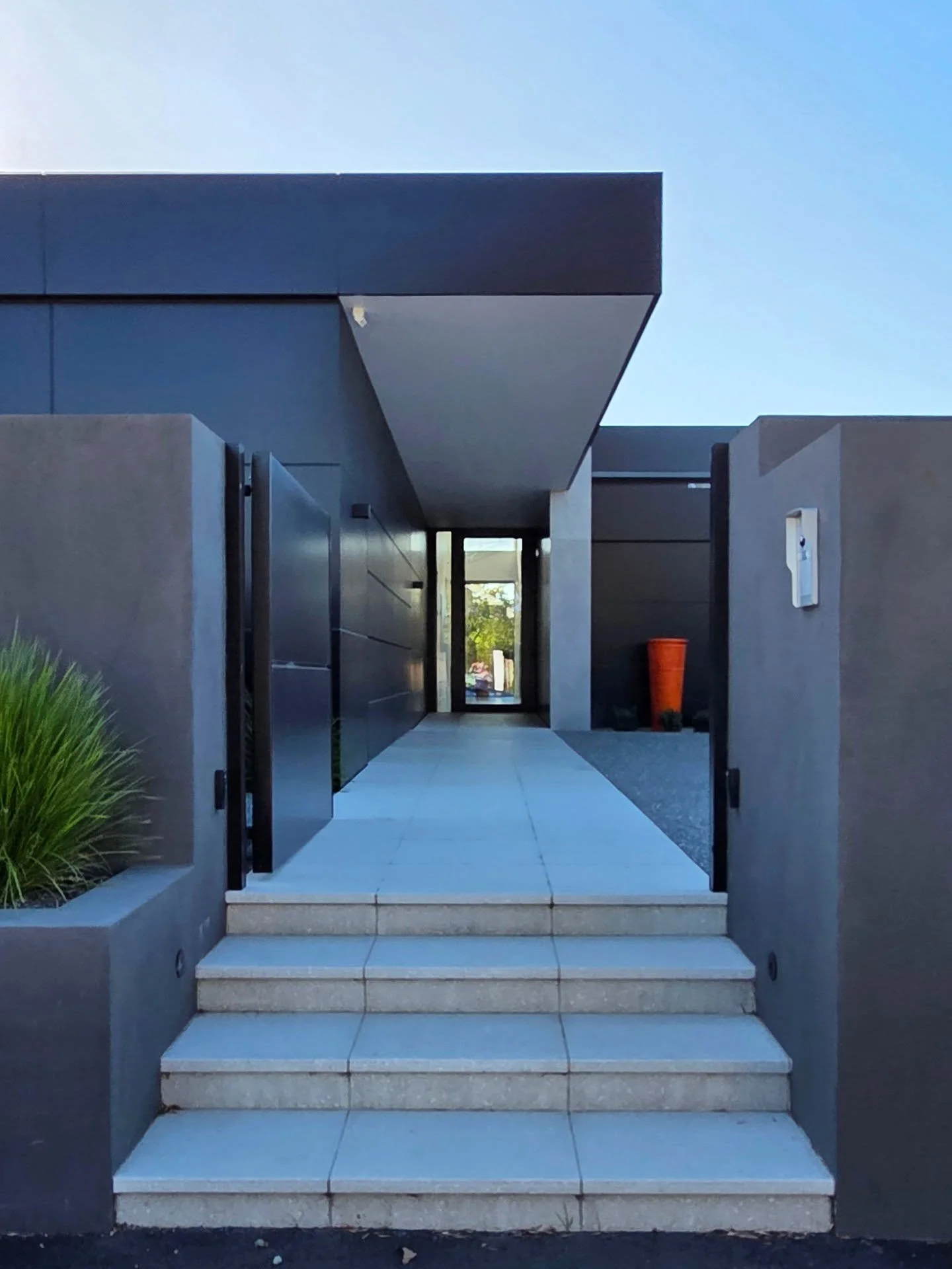 ​This modern entrance features a striking contrast between the Cerano plastered walls and the Bianco coloured, honed Terrazzo pavers from @horizon_international. The result? A sophisticated, clean-lined path that sets the tone for the entire home.

​