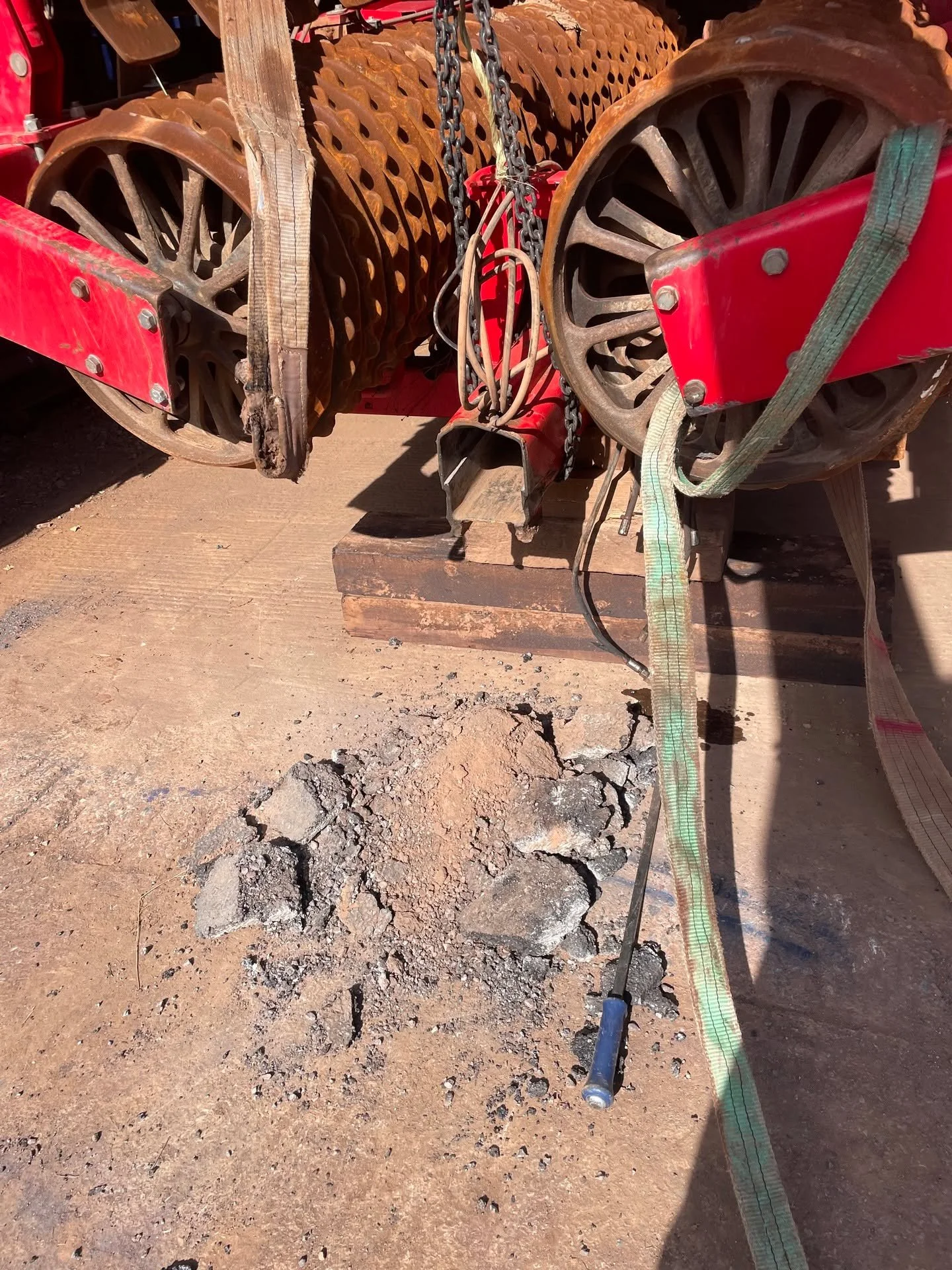 Drawbar repair on folding cambridge rolls that separated from their drawbar. 
Strip down, hoses replaced, drawbar repaired &amp; reinforced, full checkover &amp; repairing of any other damage, reassembly &amp; paint. 

#welding #weldingrepair #migwel