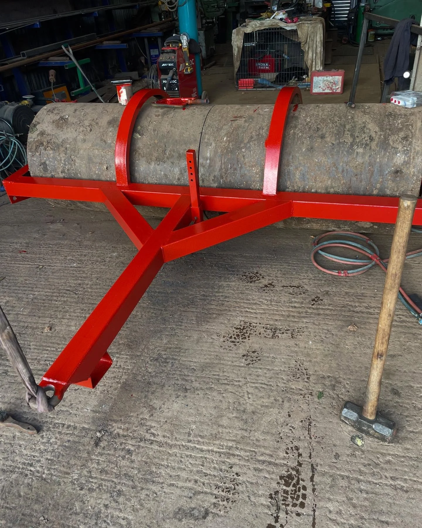 Tired flat roll limped into the workshop just in time for a new drawbar to replace a very well rotted through one.
And a quick 10 yard paint job to finish it off 👍