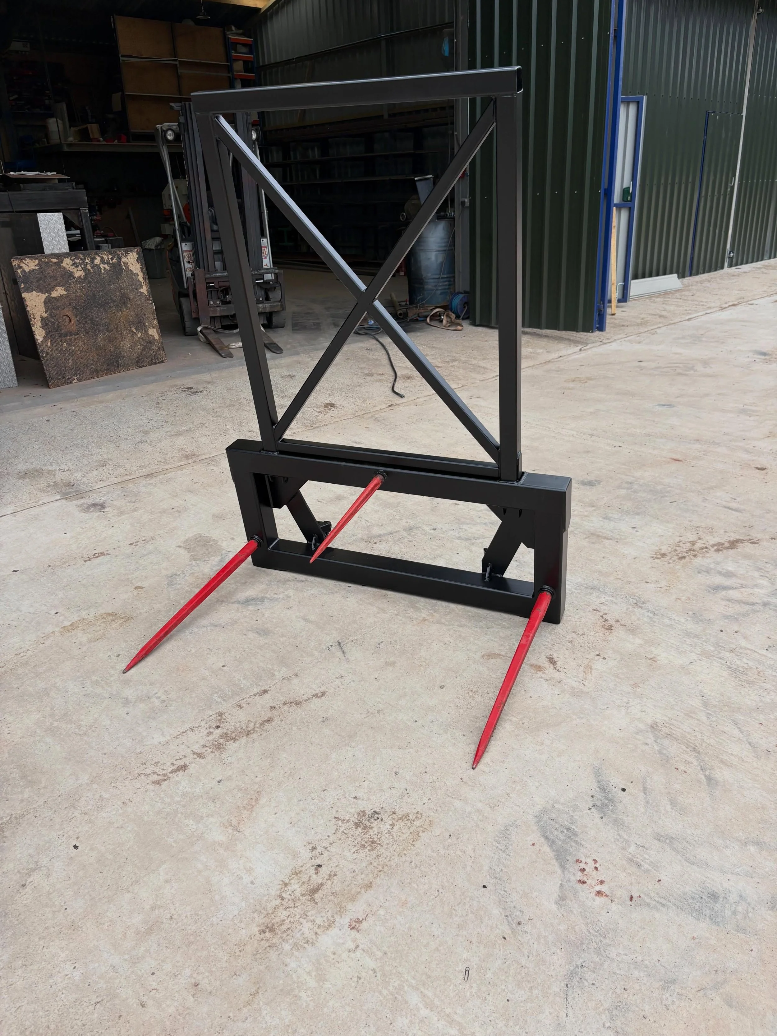 Bale spike fabricated to spec - 980mm bottom spikes, 680mm top spike, removable 1300mm lade, euro8 brackes, 6mm wall box, all finished up in black paint&hellip;
And most importantly times set up slightly in the frame so it doesn&rsquo;t fall over in 