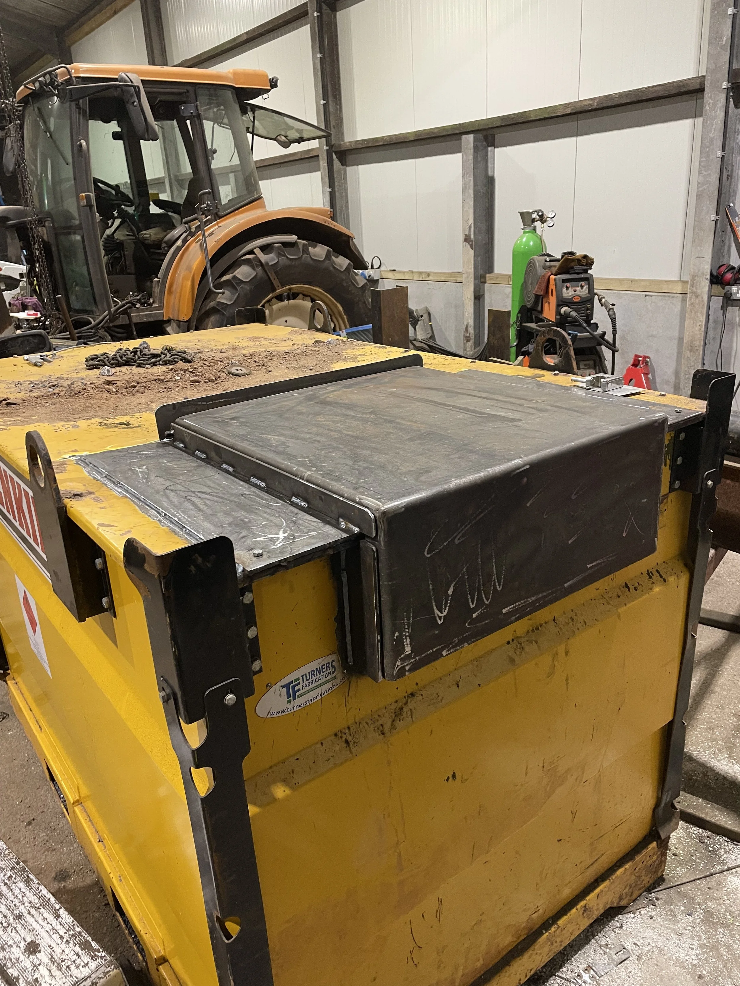 New lid for a diesel bowser