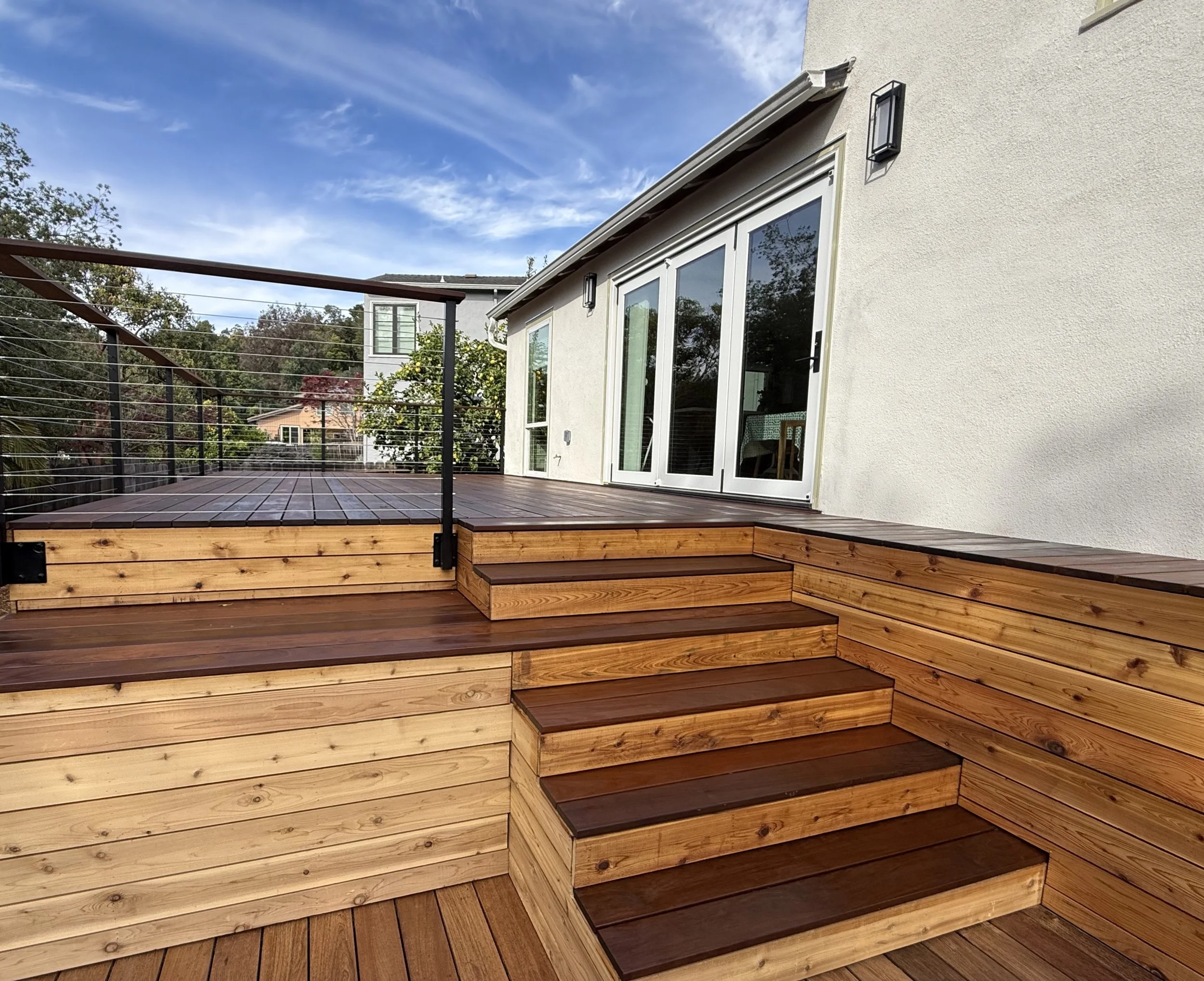 Oranssi carpenter using bench saw