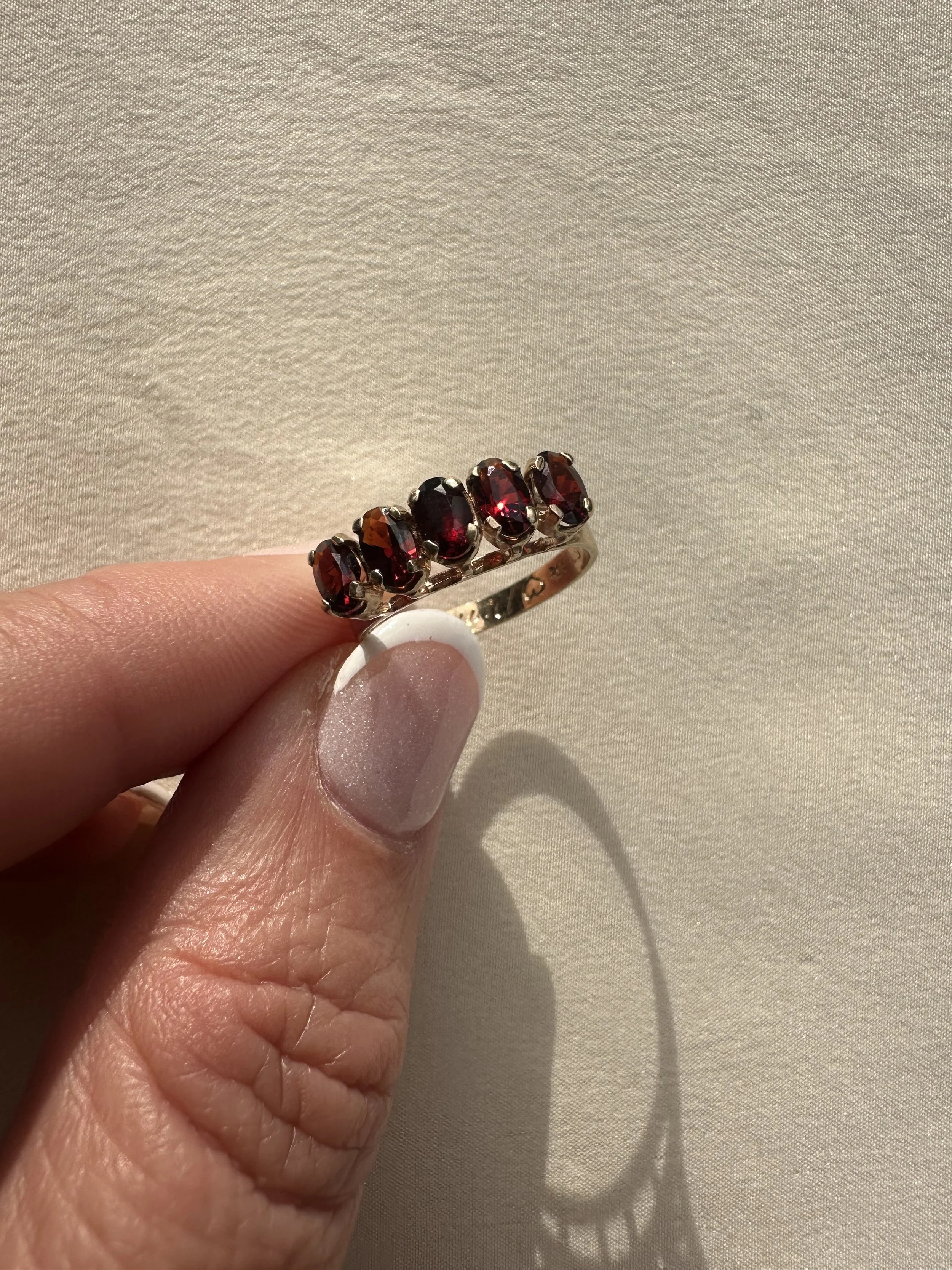 Vintage 9ct gold ring set with 5 garnets