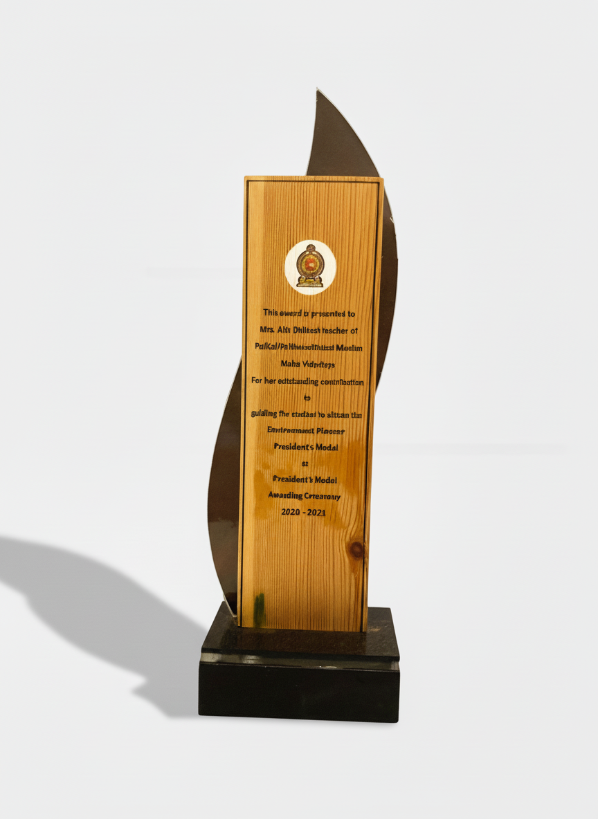 Wooden award with a metal flame-shaped top and a golden insignia at the top, inscribed with text recognizing excellence for the years 2020-2021.