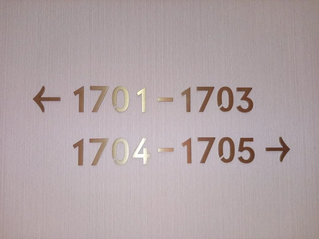 Sign with room number ranges, showing rooms 1701 to 1703 to the left, and rooms 1704 to 1705 to the right.
