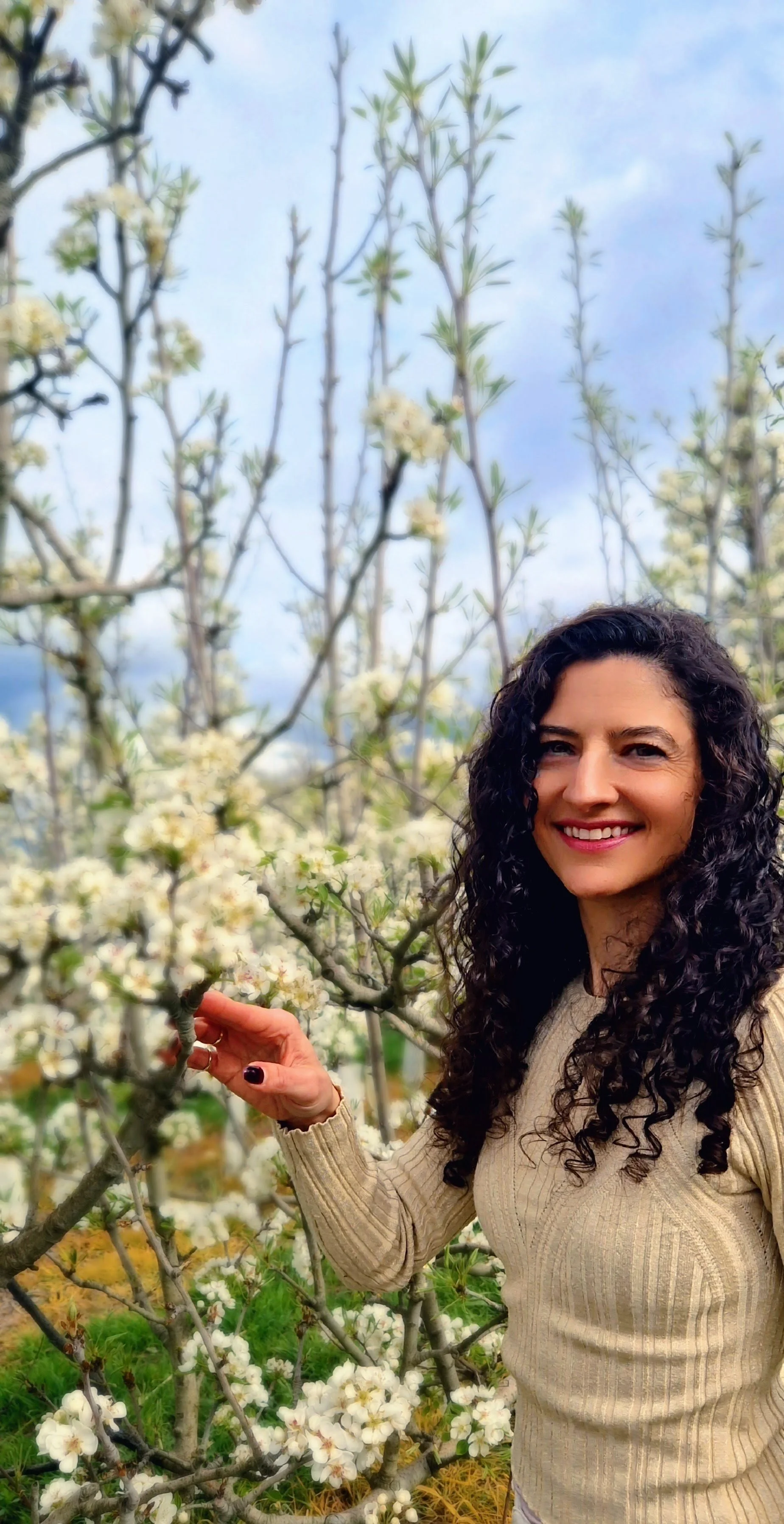 Shirin, naturopathic medicine practitioner, smiling at you. Ready to help you regain your health