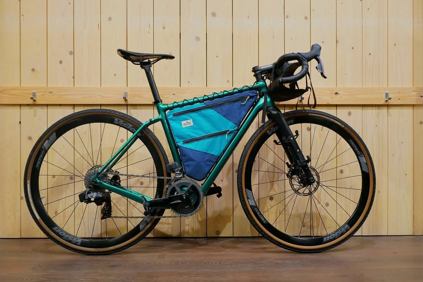 Double-Decker Framebag for @broeslaloo

This bag is attached with an elastic cord on the top tube and mounted to the bolts for bottle cages on the down tube and seat tube. In my opinion this makes for the cleanest setup because the there are no velcr