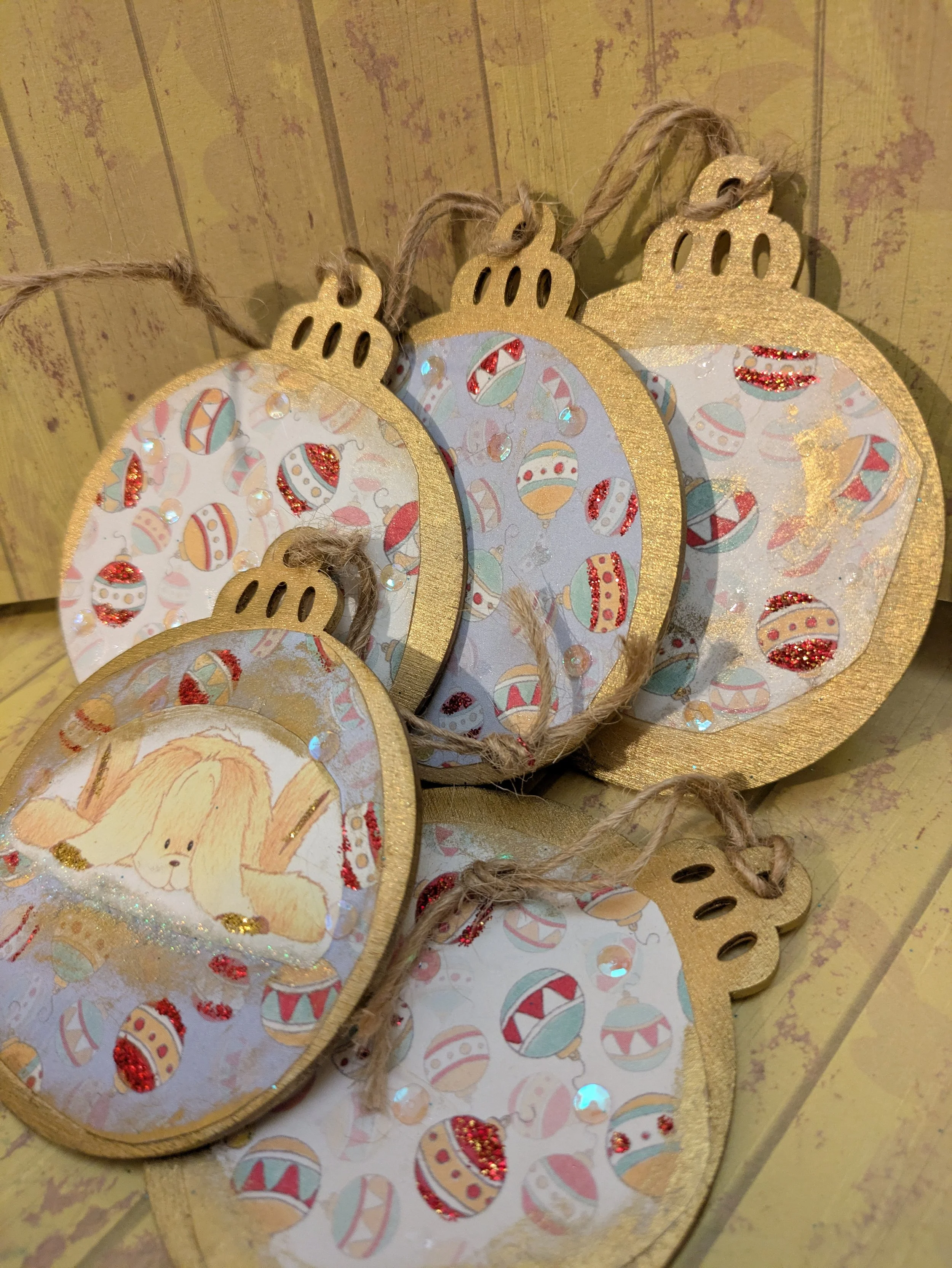 Rustic animal flat baubles 7cm back gold.jpg