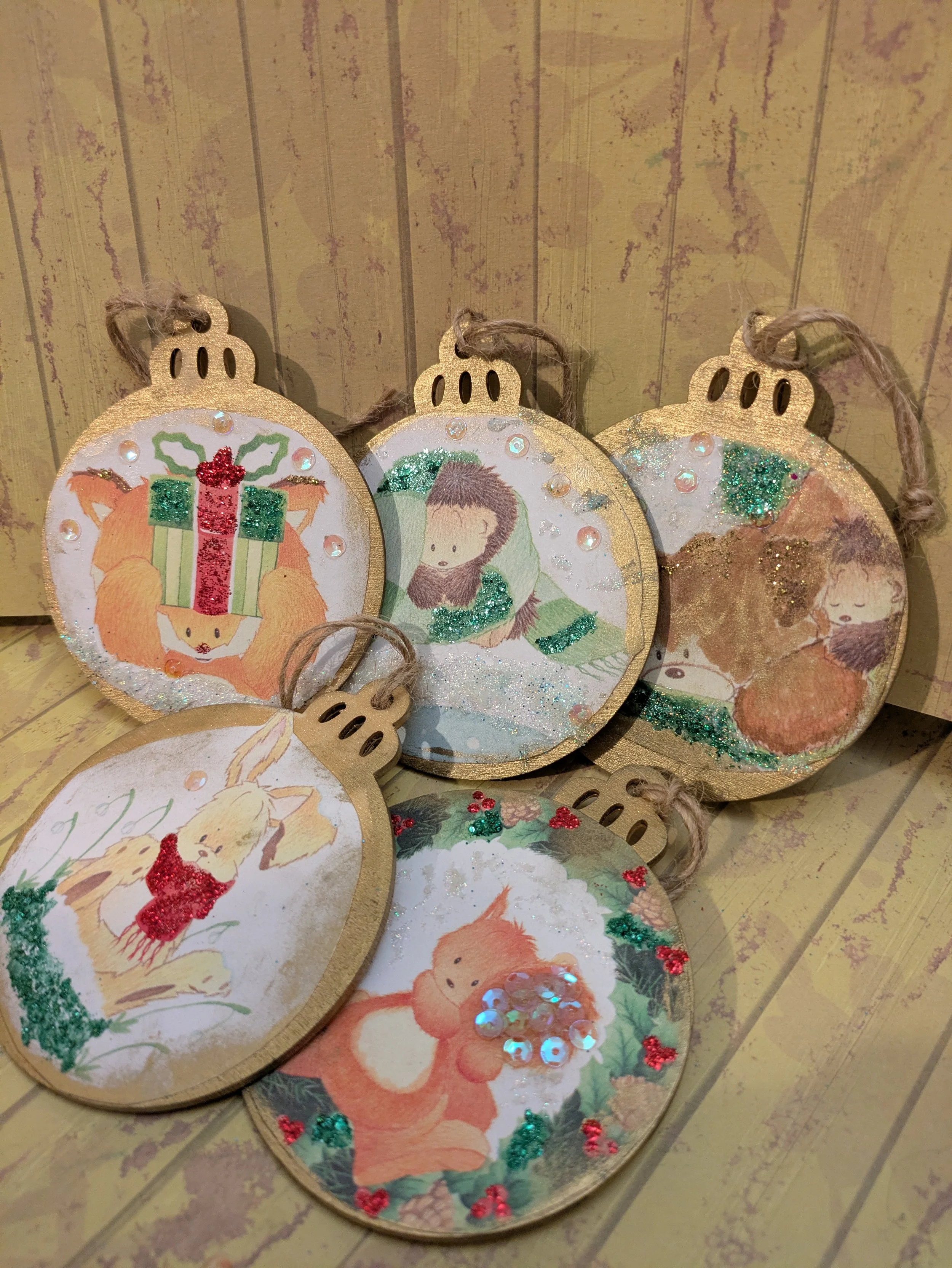 Rustic animal flat baubles 7cm front gold.jpg