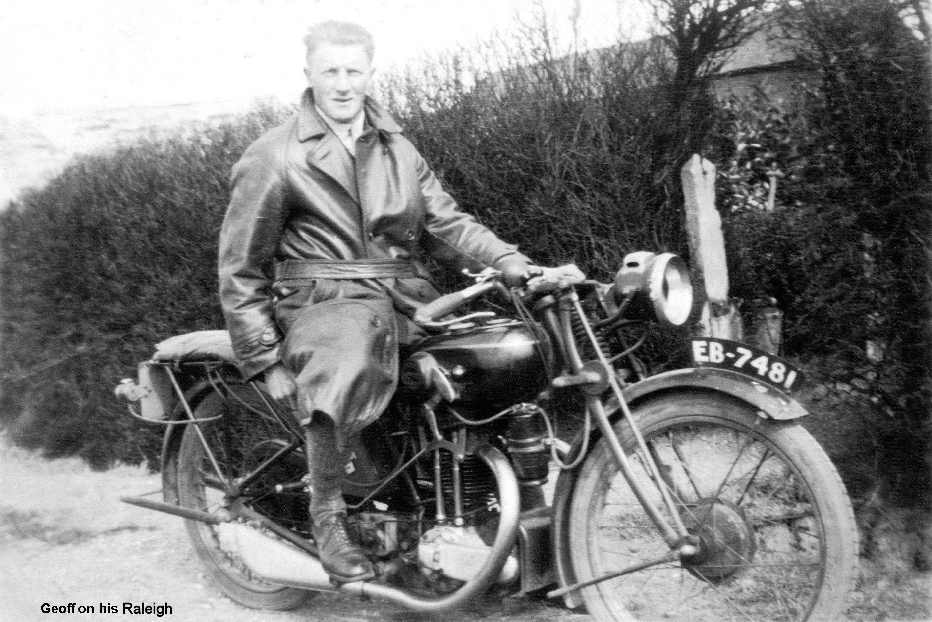 Searching Raleigh EB-7481 1928 Model 23 496cc - Black tank gold line around top indicates 1928 model. Model 23, 496cc twin port overhead valve engine, 3 speed gearbox. First year Raleigh introduced 496cc overhead valve machine into range.