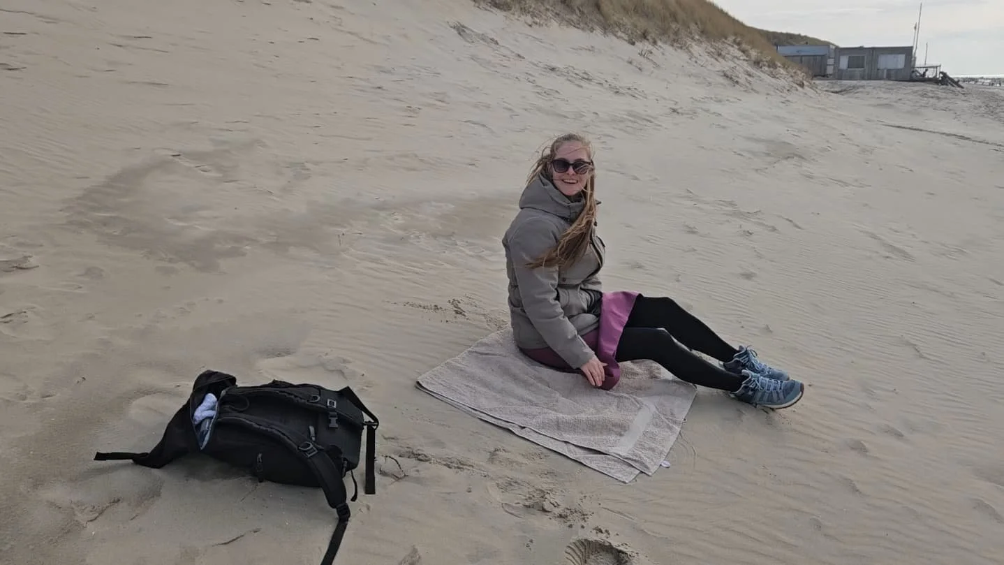 A sneak peak of today's week #vlog (live at 5PM CEST):
1. We were having a picnic at the beach. 🍽
2. My mom @yvonnebarsingerhorn and I went for a beach stroll. ⛱️
3. I woke up early to see the sunrise. 🌄
4. My friend @kelly19.32 and I hit the gym. 