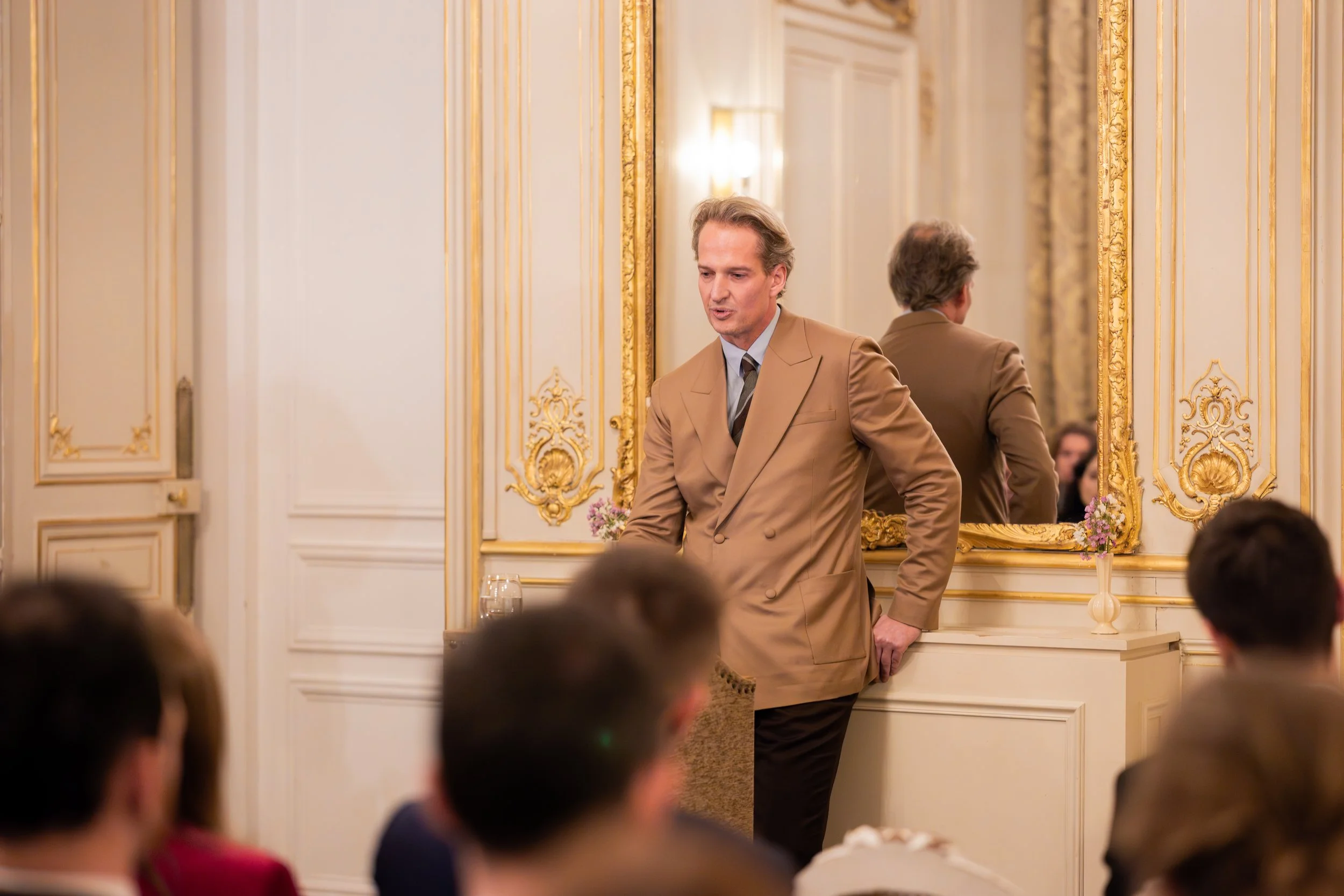 Conférence lors d'une soirée L'Avant-Garde Paris, cercle art de vivre à la française