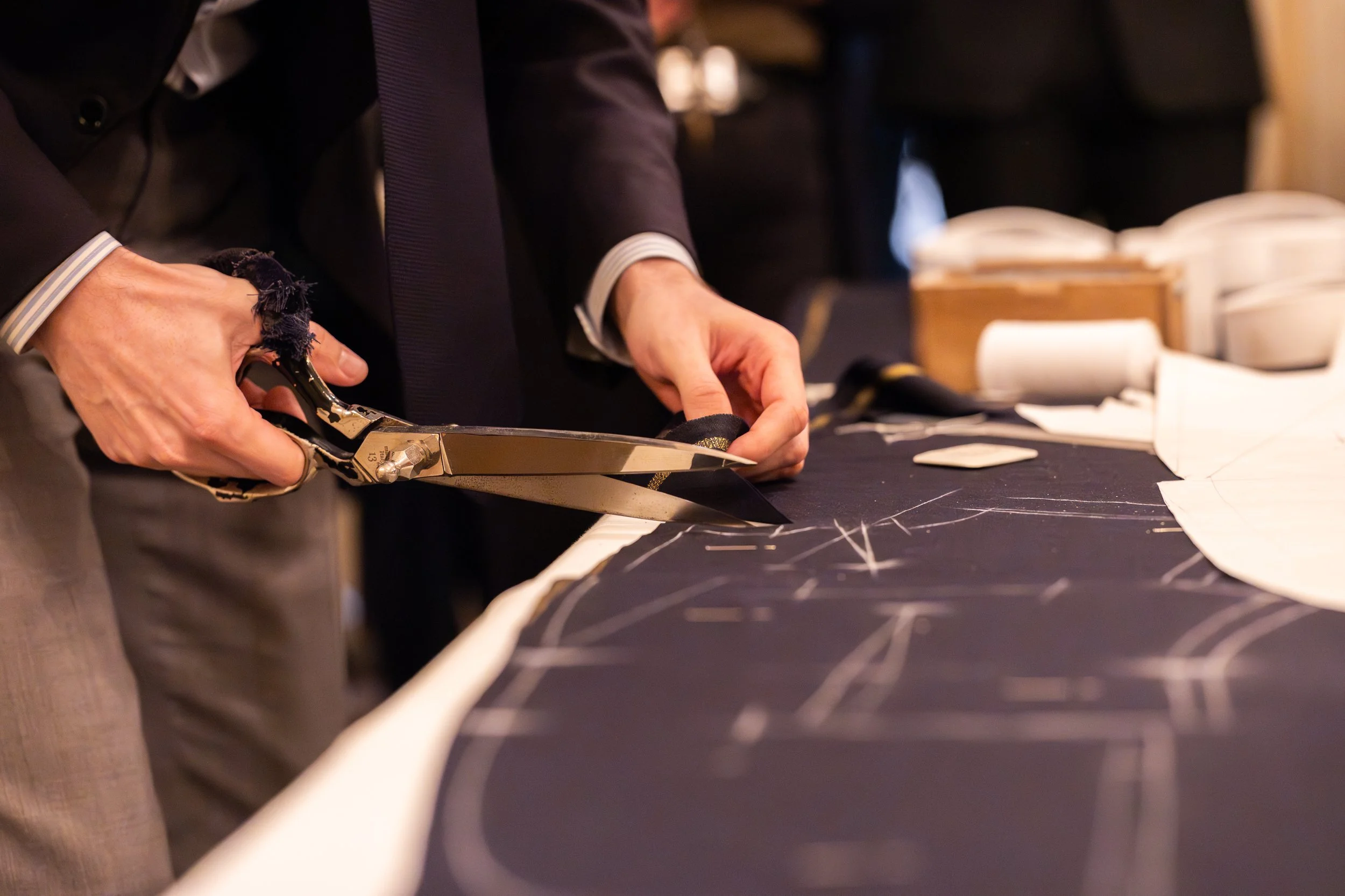 Démonstration de savoir-faire artisanal lors d'une soirée L'Avant-Garde Paris