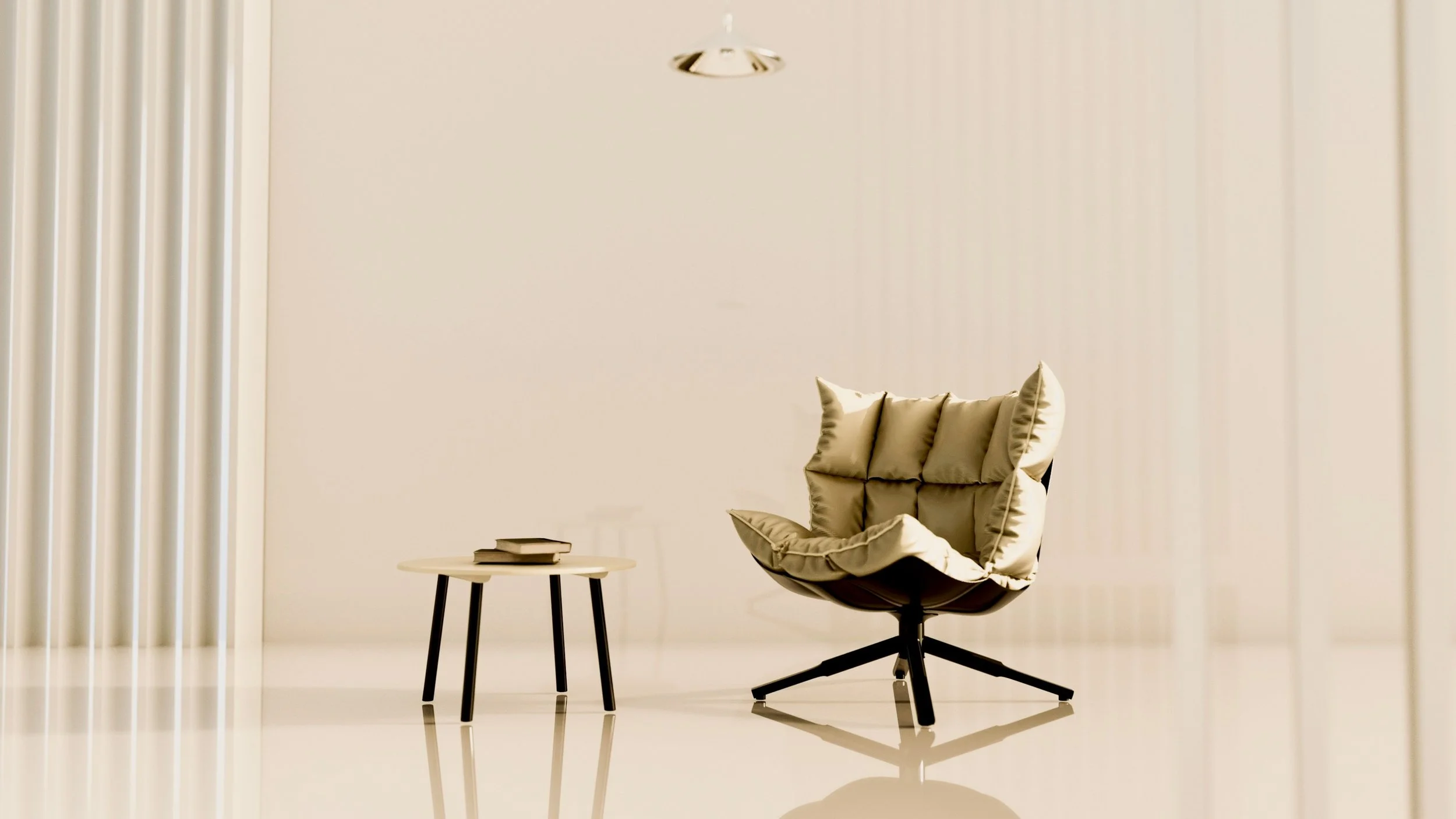 Un fauteuil de bureau en tissu beige avec des coussins décoratifs placé dans une pièce minimaliste avec un mur blanc et une petite table ronde en bois à côté, décorée avec quelques livres.