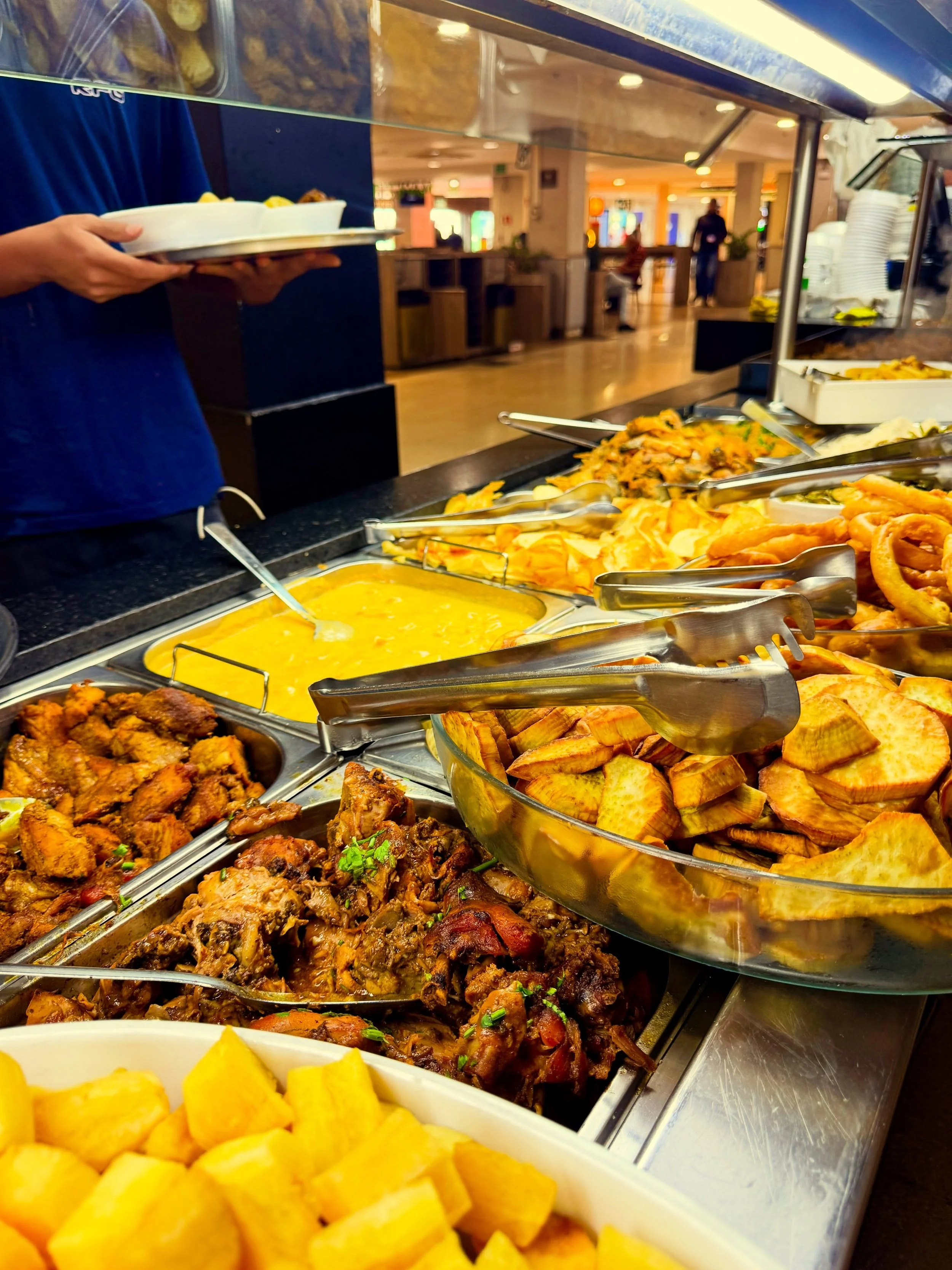 Seu pr&oacute;ximo almo&ccedil;o vai ser incr&iacute;vel aqui no Dom Ramalho e o melhor: gastando pouco. Buffet completo com suco por R$25🍛💛