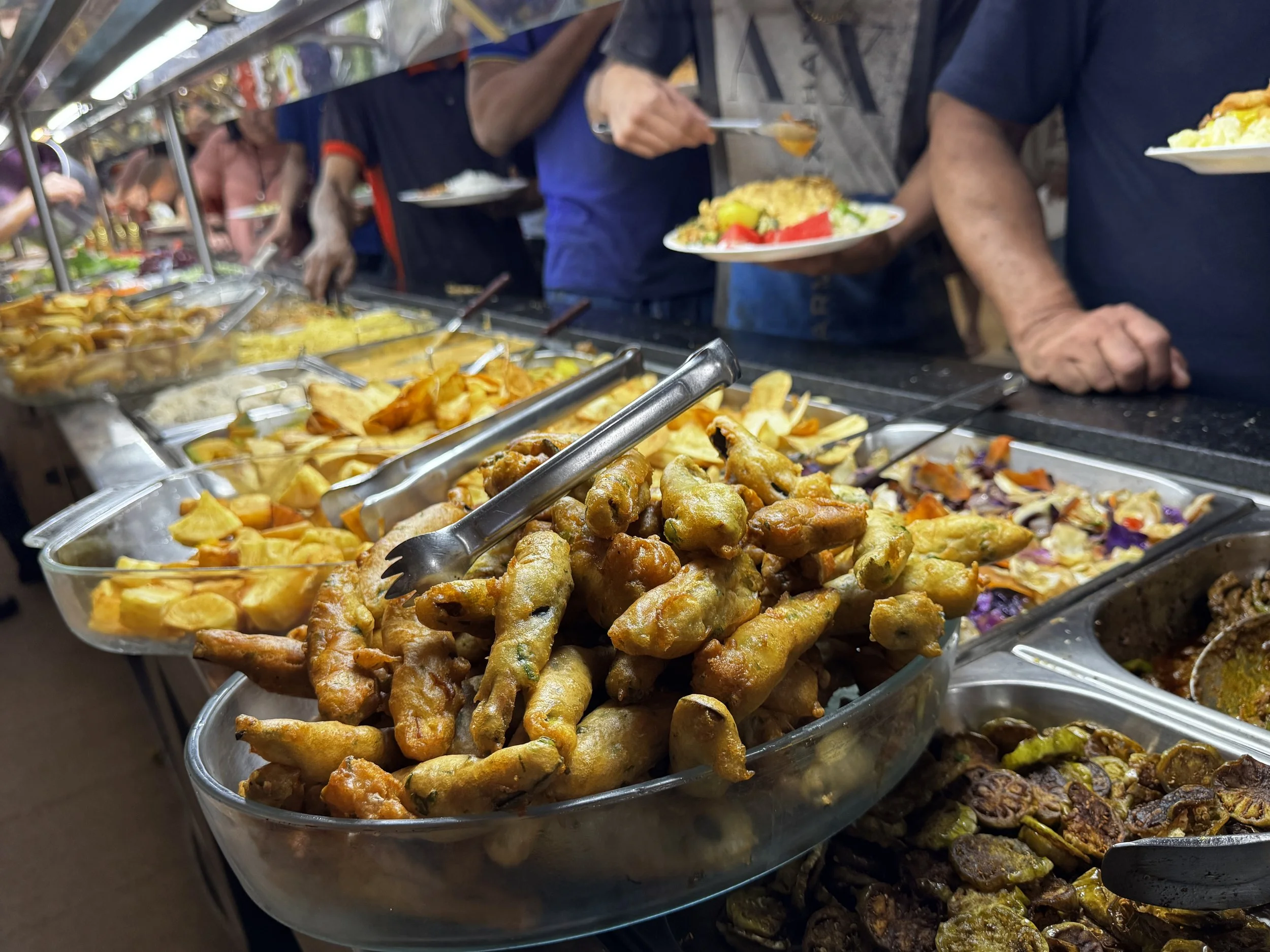 Buffet sem balança do Dom Ramalho Restaurante no Carrefour Park Sul em Brasília com comida mineira e preço acessível.