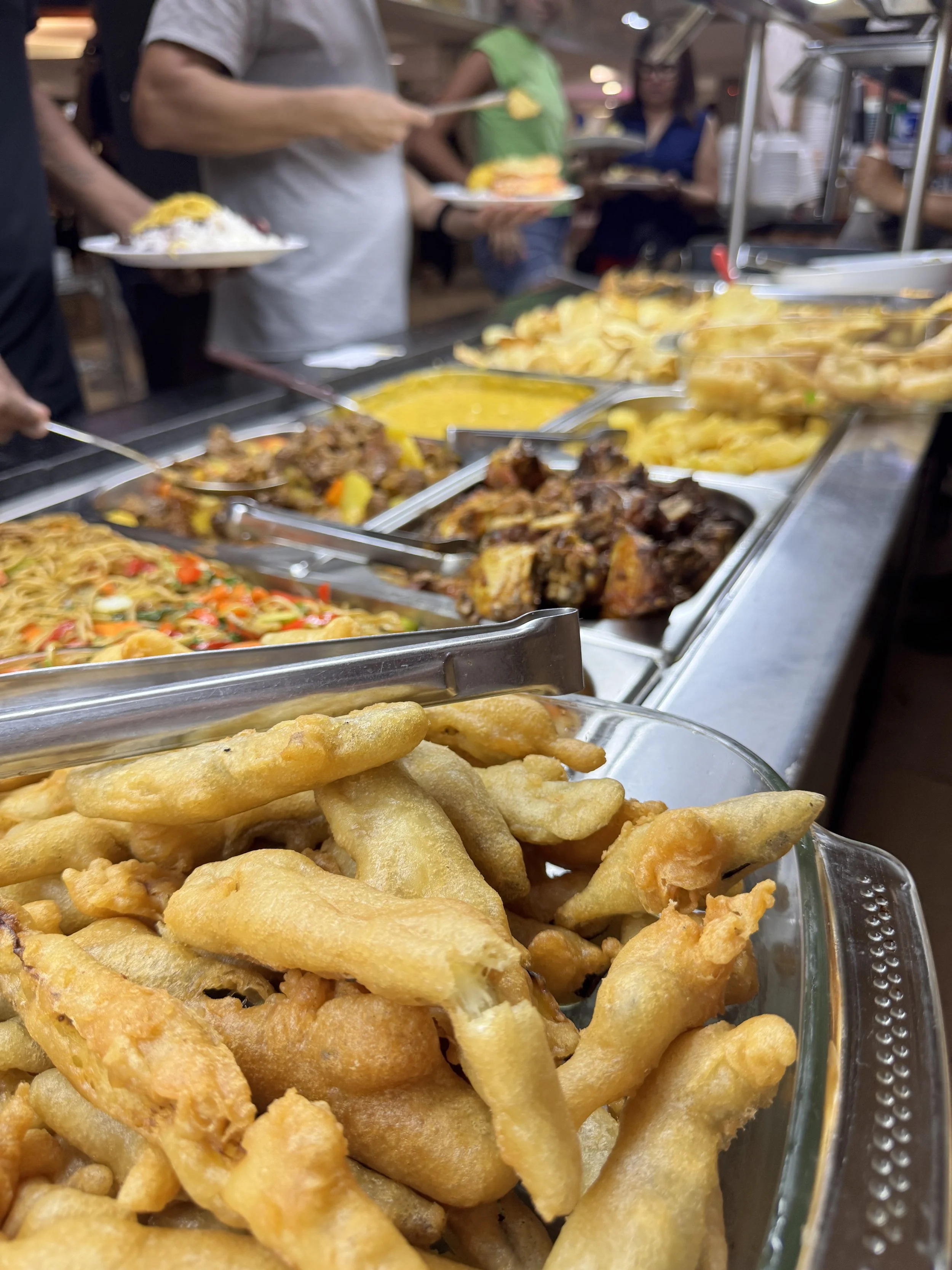 Clientes almoçando no buffet sem balança do Dom Ramalho Restaurante no Carrefour Park Sul em Brasília.