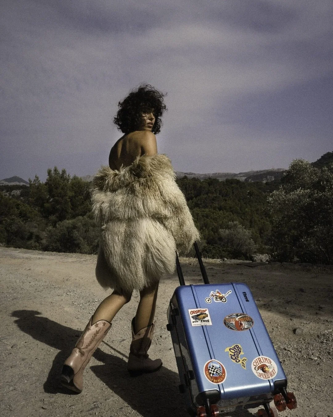 It&rsquo;s not a status suitcase&ndash;it&rsquo;s a statement one. @floyd.one unmistakable skateboard-style red wheels and orange-lining exude positive energy to even the most mundane airports. Swipe to see how the brand brings the spirit of 1970s So