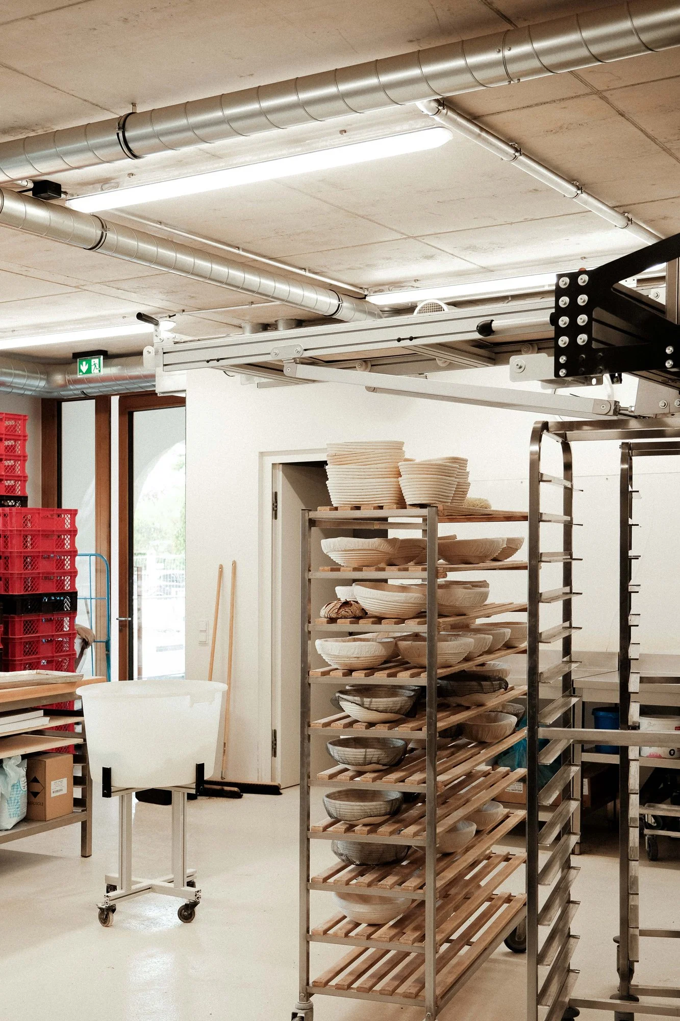 Bilder eines industriellen Raums mit Geschirr auf einem Regal, möglicherweise eine Küche oder eine Werkstatt.