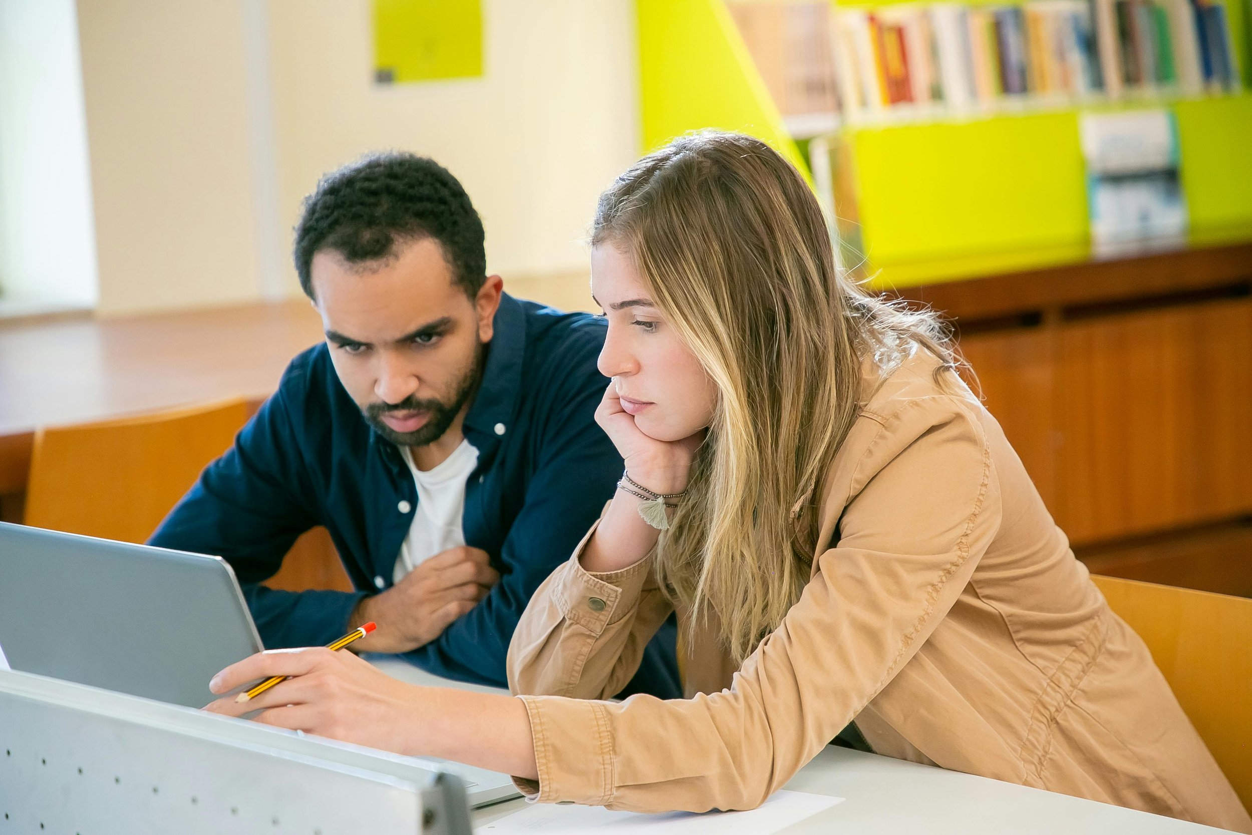 What are the steps involved in backward design for curriculum planning? 