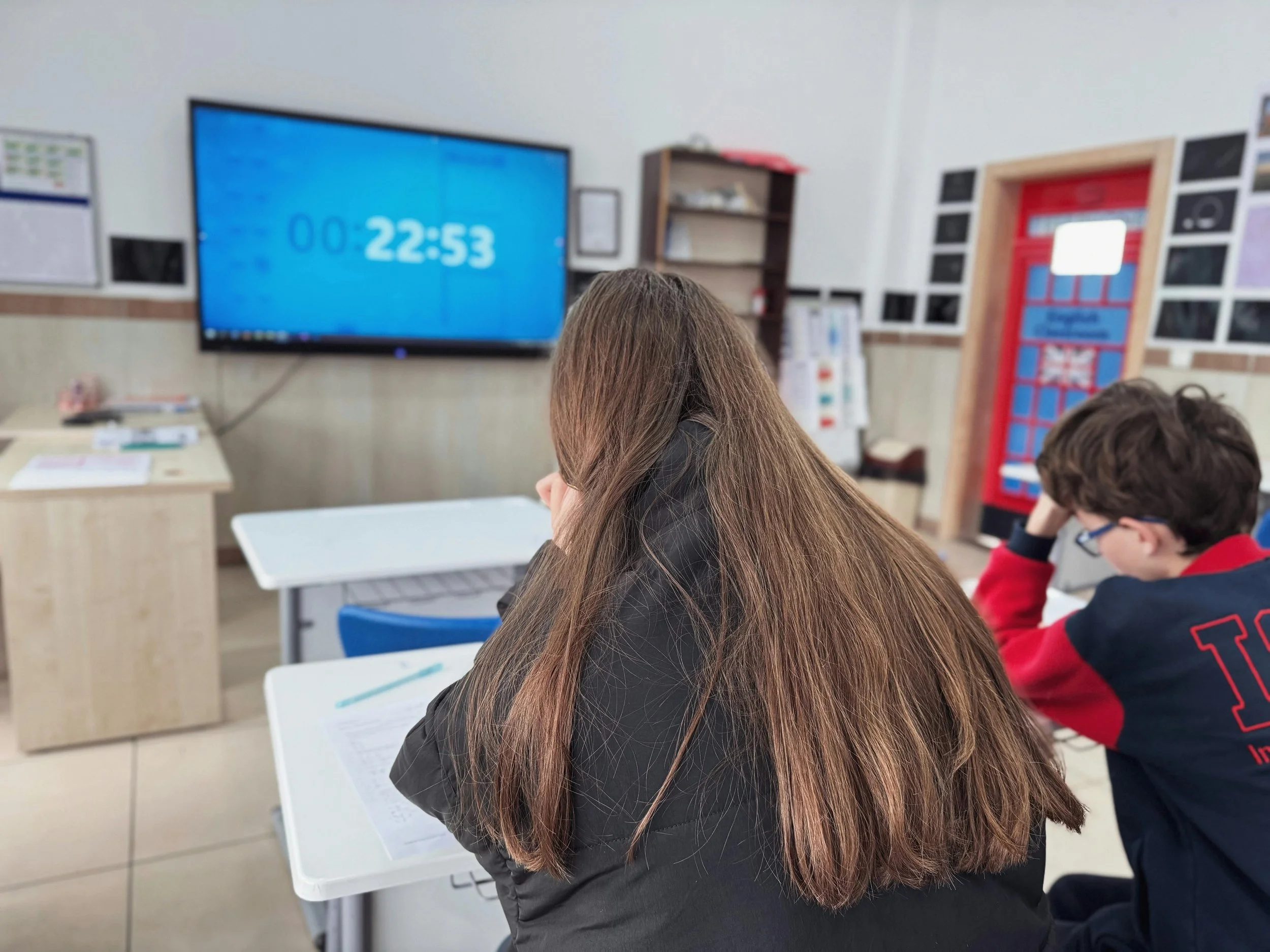 How can students manage their time in a personalized learning environment?