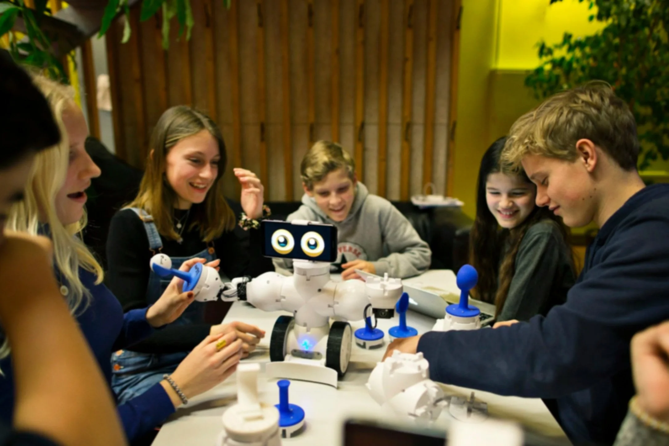 How can teachers create effective communication norms for group projects?