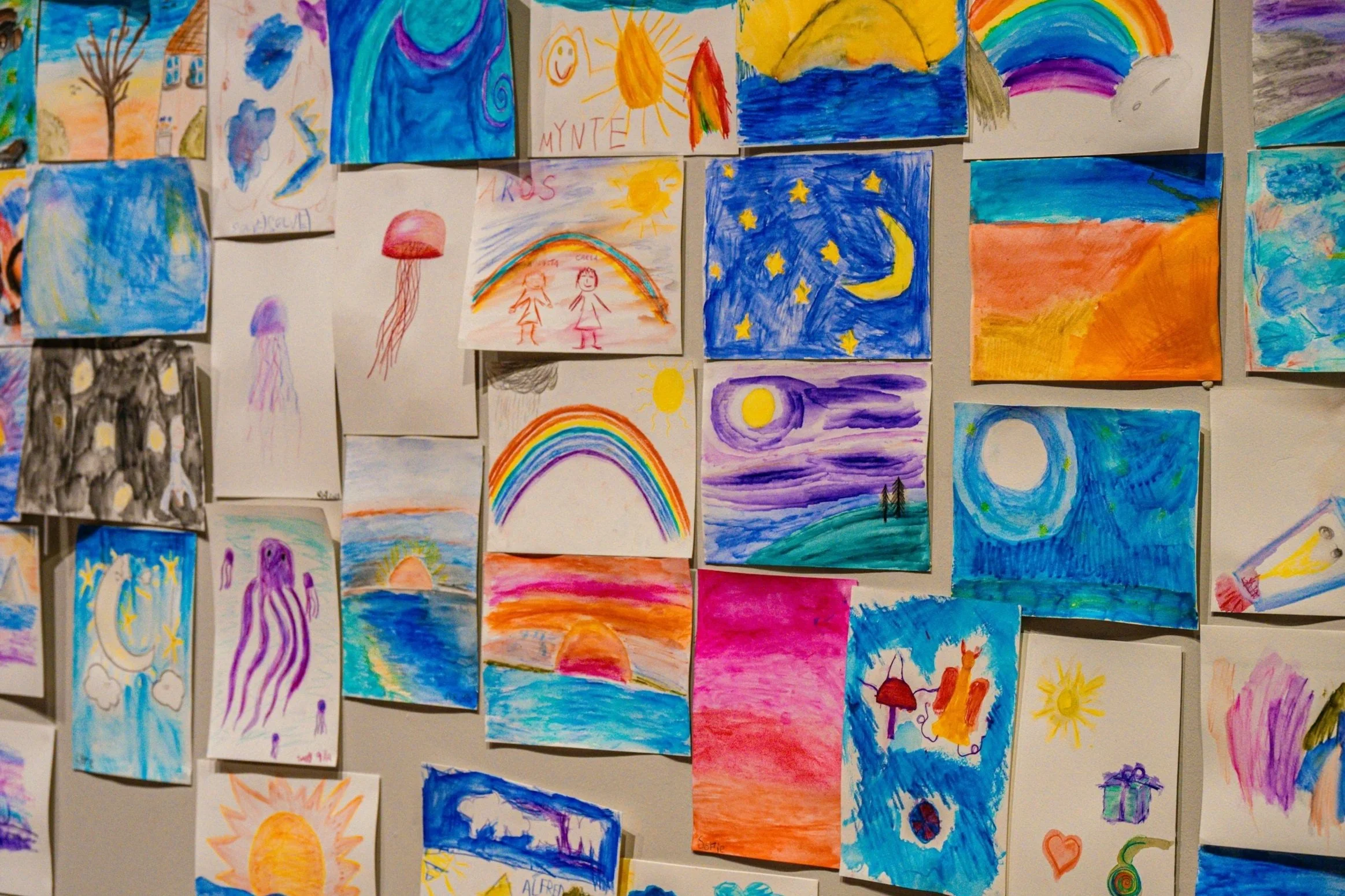 How do classroom lighting, color schemes, and layout impact student learning?