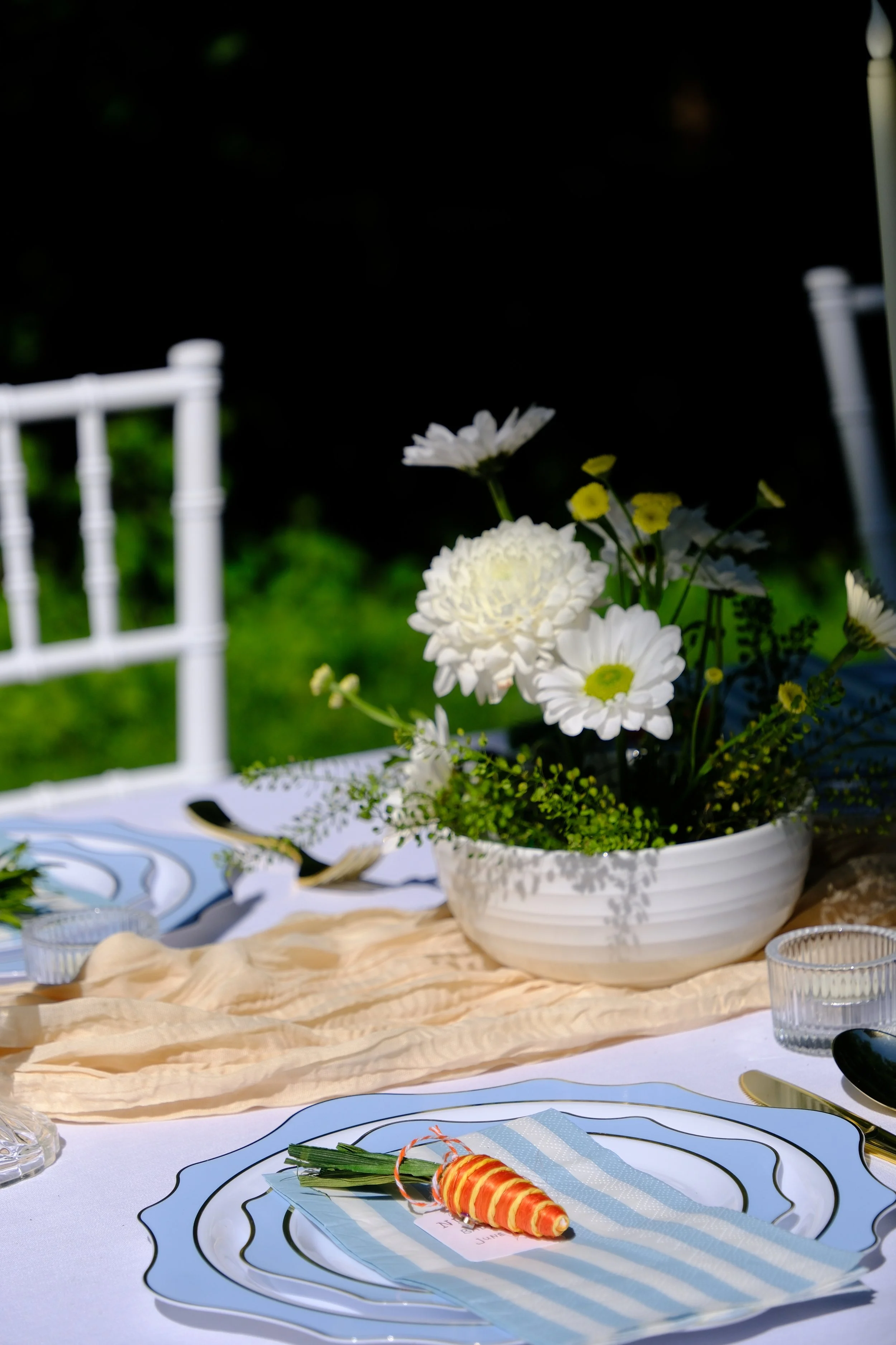 A whimsical Peter Rabbit garden party brought to life with fresh florals, gold accents, and soft candlelight. Perfect for birthdays, baby showers, and springtime celebrations, this charming tables cape blends storybook magic with elegant outdoor dini