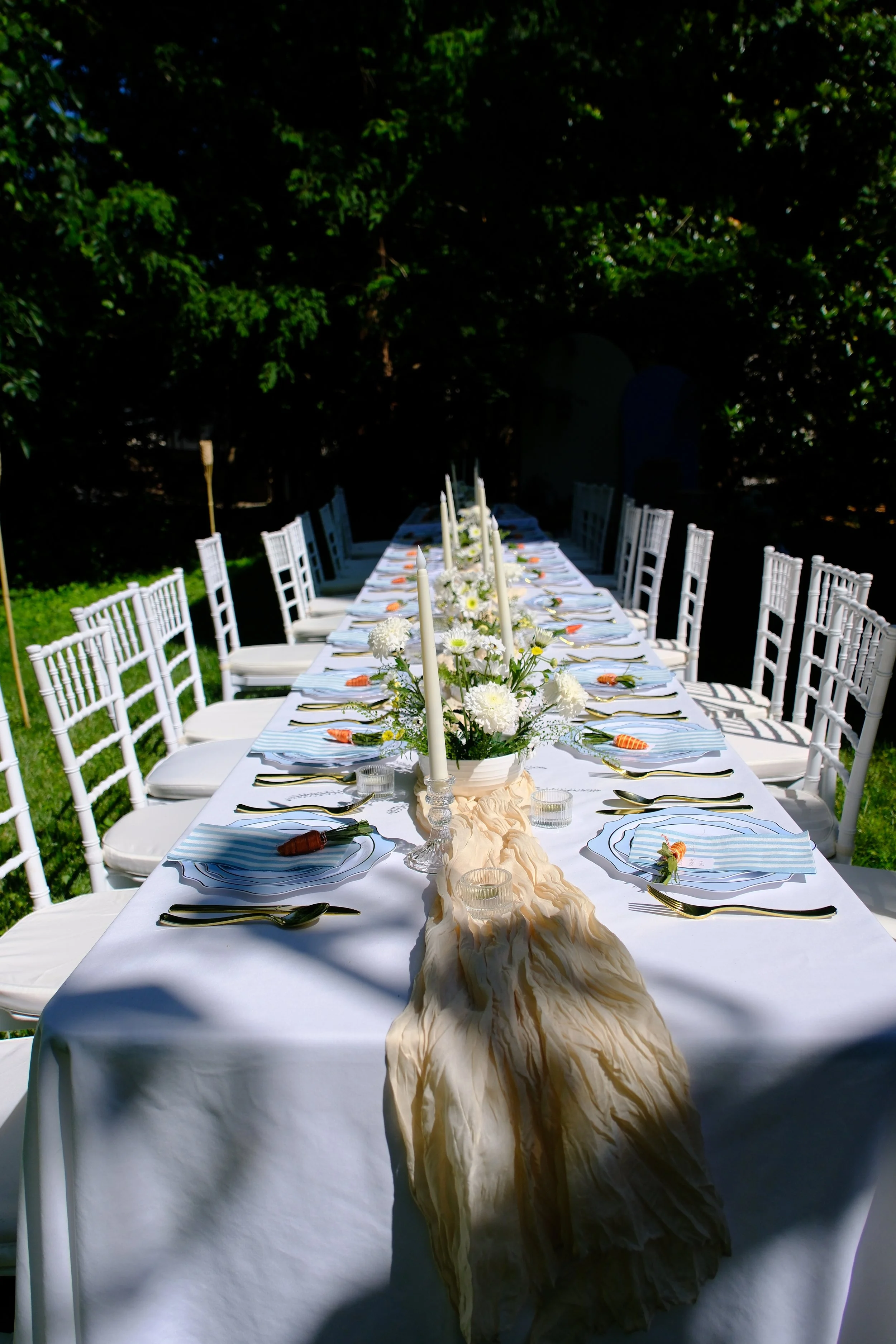 A whimsical Peter Rabbit garden party brought to life with fresh florals, gold accents, and soft candlelight. Perfect for birthdays, baby showers, and springtime celebrations, this charming tables cape blends storybook magic with elegant outdoor dini