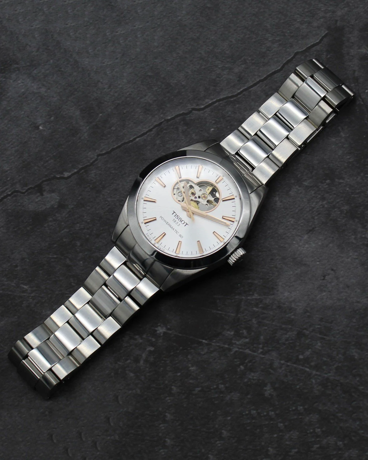 ✨Tissot Gentleman Open Heart Powermatic 80 ✨

⚙️ Powermatic 80 movement (80-hour reserve)
💎 Rose gold-tone markers
🕰 Exhibition dial
💼 Stainless steel bracelet 

💷 &pound;485 &mdash; available now at watchmee.uk

#Tissot #Powermatic80 #OpenHeart 