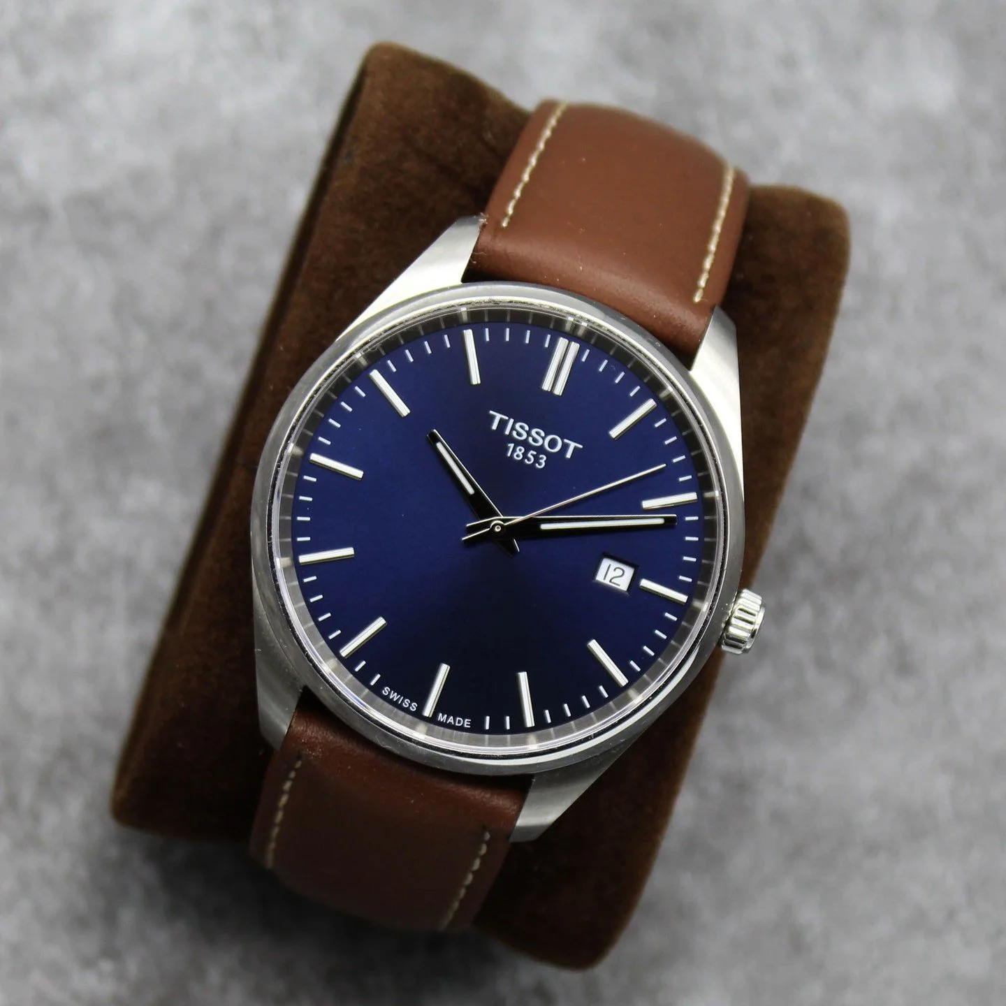 💙 New arrival alert! 💙

Just listed this Tissot PR 100 and honestly&hellip; the combo of the deep blue dial and brown leather strap is chef&rsquo;s kiss 😍👌

Only &pound;145 ➜ You can grab it now at watchmee.uk 🛍️✨

Any questions? Just drop me a 