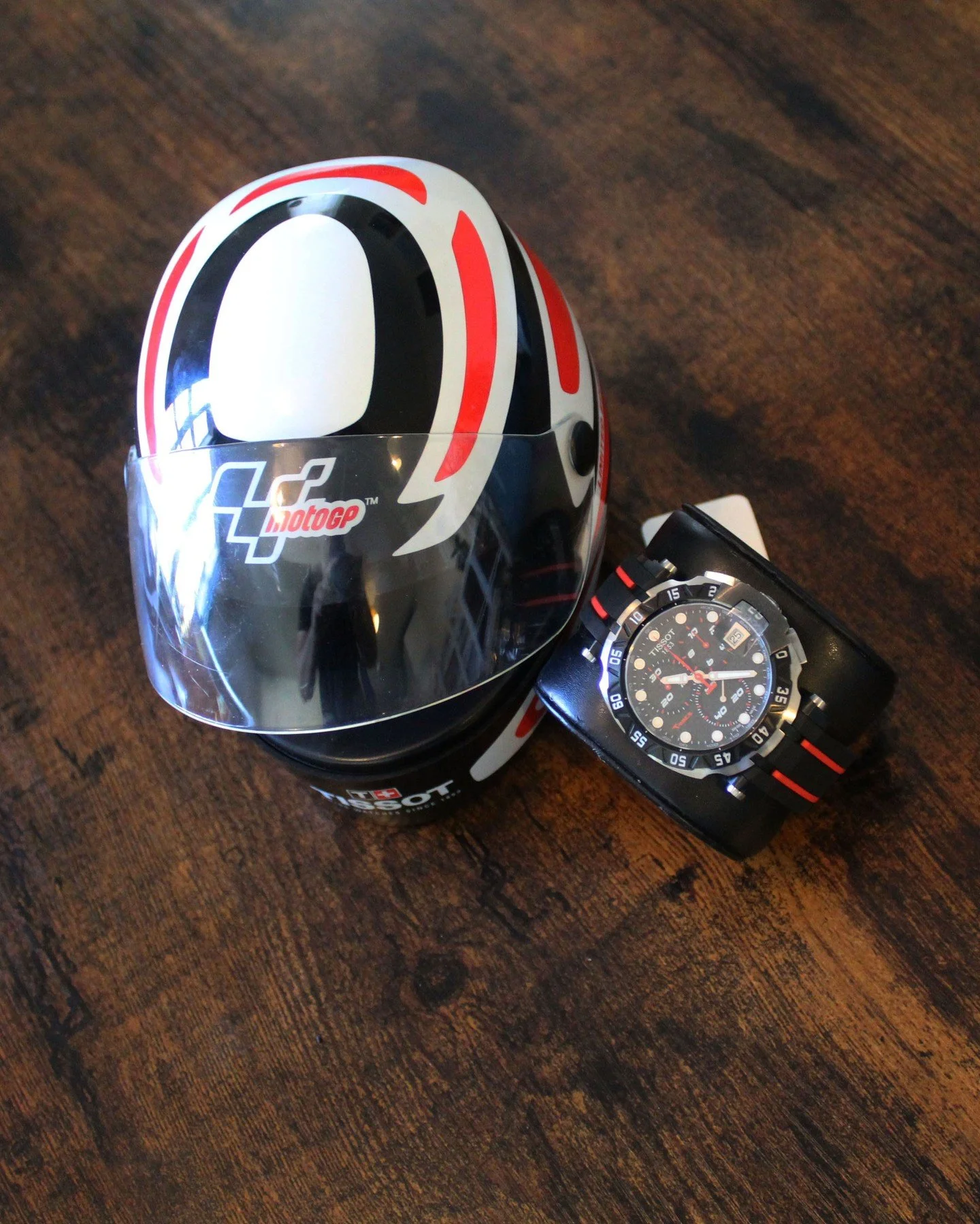 🏁 Tissot T-Race MotoGP 2016 Limited Edition 🏍️💨

This piece is in excellent condition, showing only a few light scratches on the clasp. The case, crystal, and strap are all near-perfect, with the watch running smoothly and all chronograph function