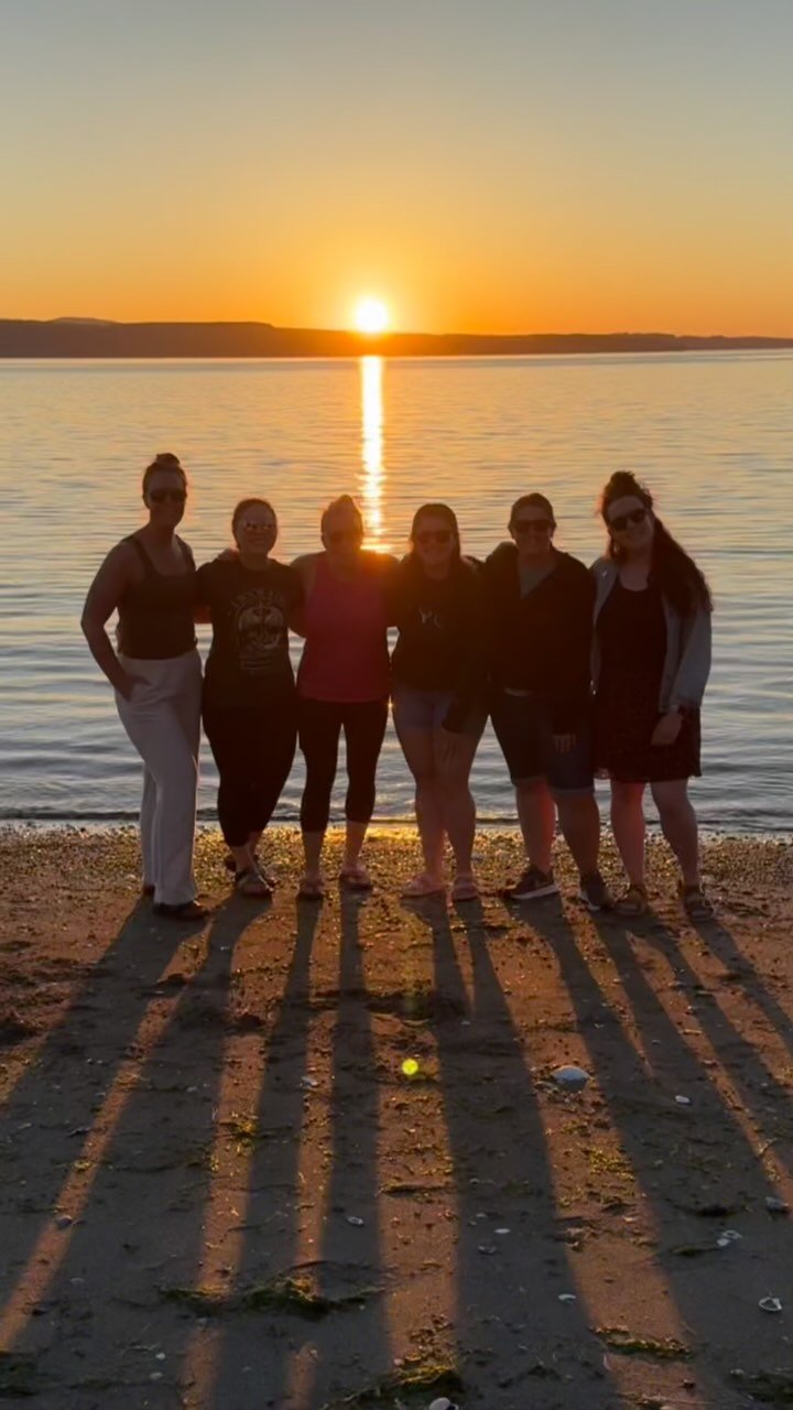 Hi. My name is Amie, and I like long walks on the beach and books. Bonus points if it includes my besties, booze, and book boyfriends… 📚🍷 #girlsweekend #readingretreat #momswhoread #bookstagram #booksandbooze #readmorebooks #booksandbeaches